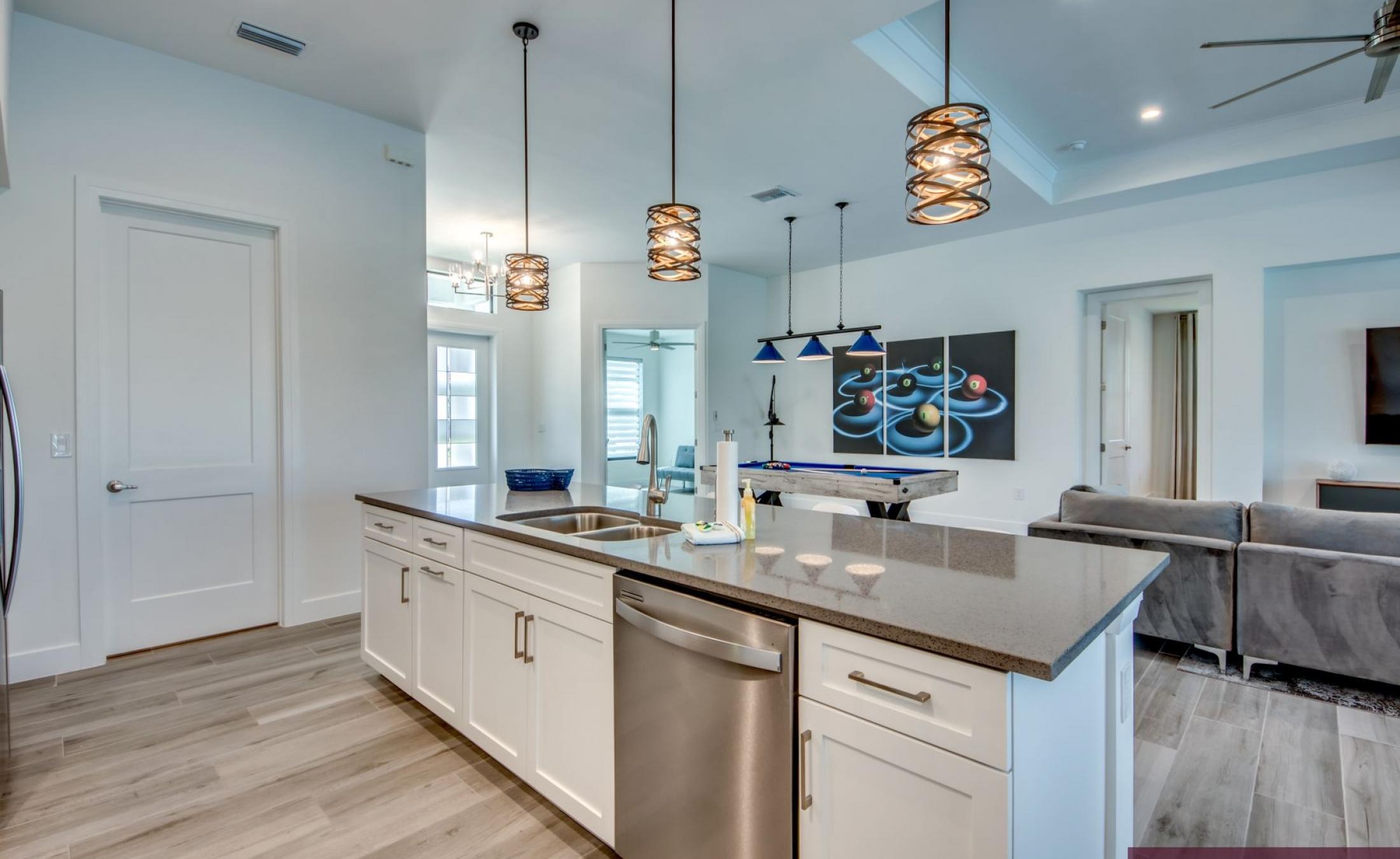 Beheizter Pool mit Spa und Blick auf den Kanal mit Bootsdock und Bootslift.