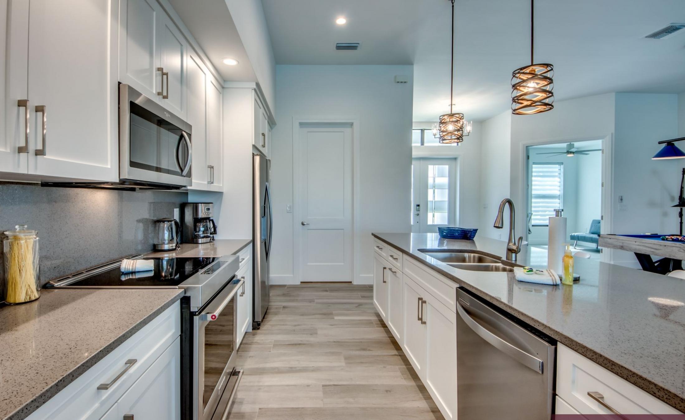 Beheizter Pool und Spa am Kanal mit Bootsdock und Bootslift.