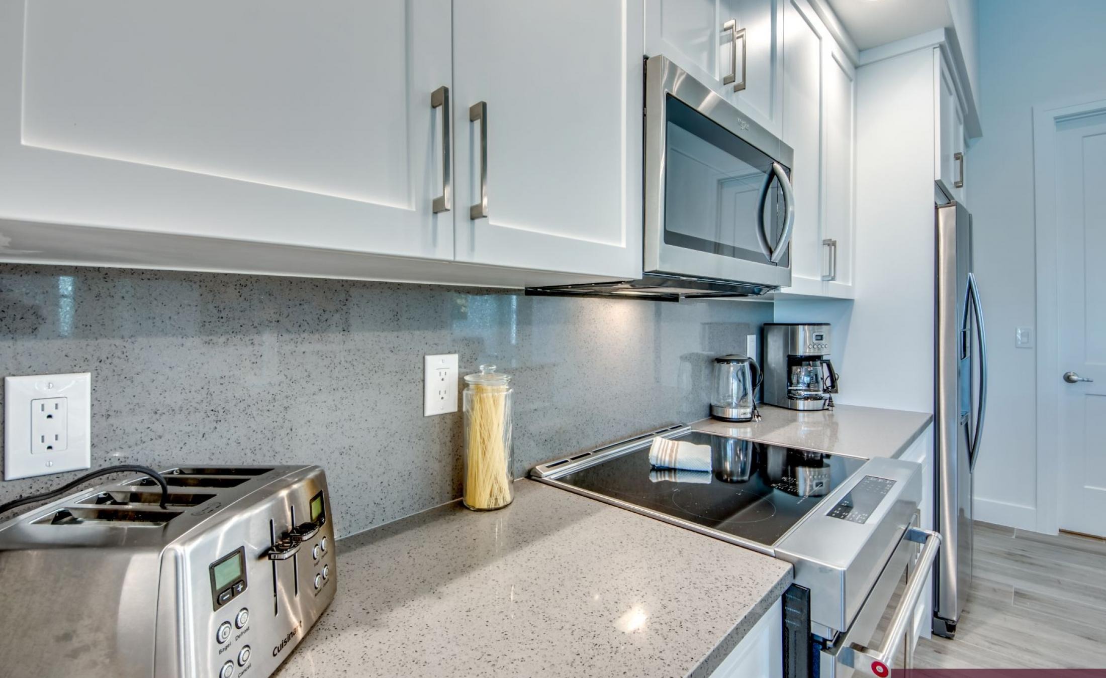 Beheizter Pool mit Spa und Blick auf den Kanal mit Bootsdock.