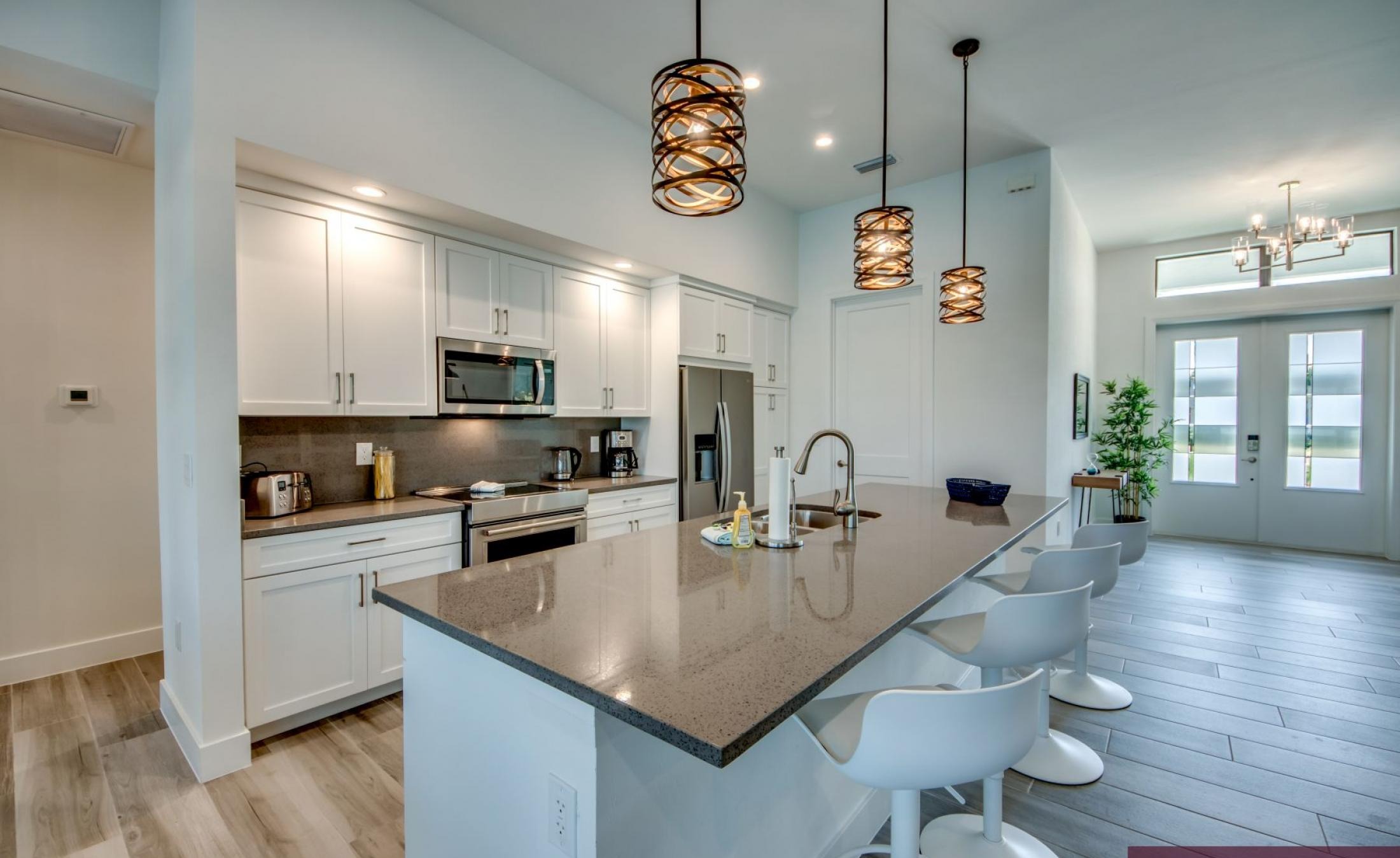 Beheizter Pool mit Spa und Blick auf den Kanal.