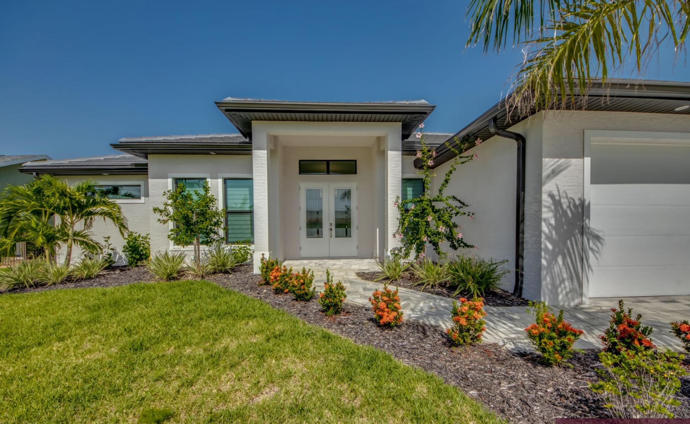 Beheizter Pool mit Spa und Blick auf den Kanal.