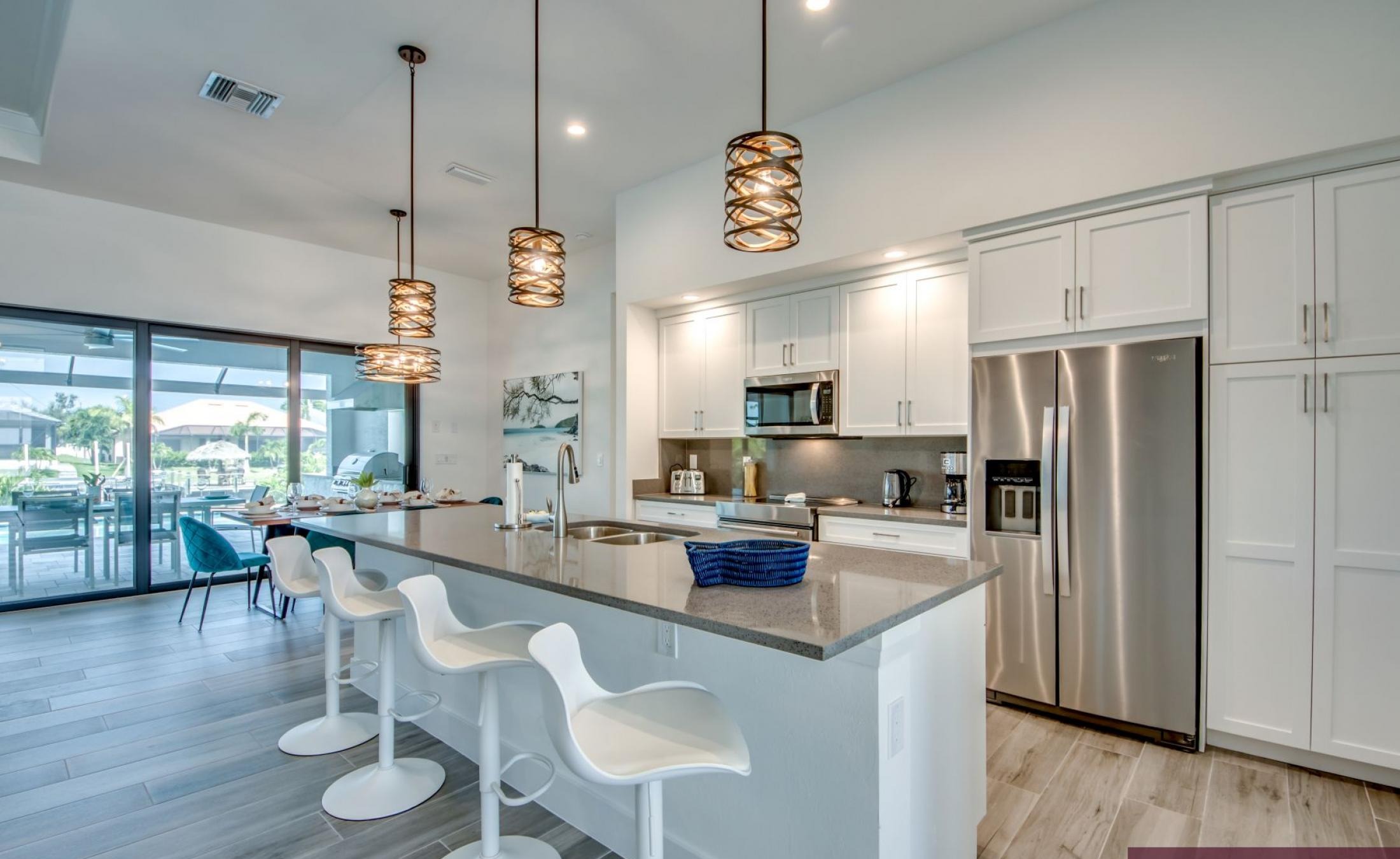 Beheizter Pool mit Spa und Blick auf den Kanal.