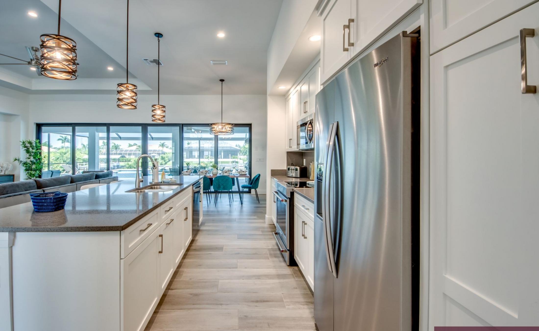 Beheizter Pool und Spa am Kanal mit privatem Bootsdock und Bootslift.