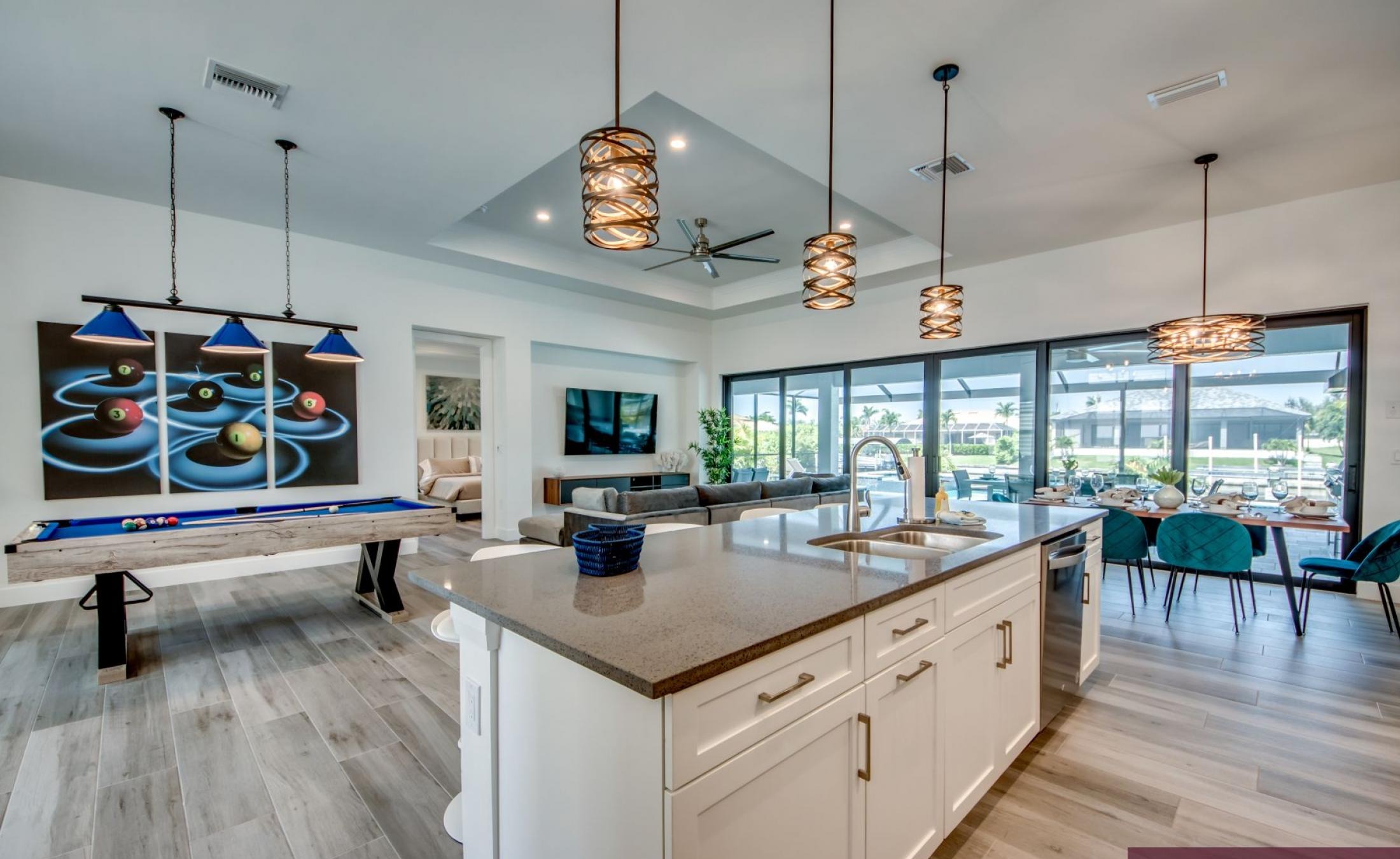 Beheizter Pool mit Spa und Sitzbereich am Kanal