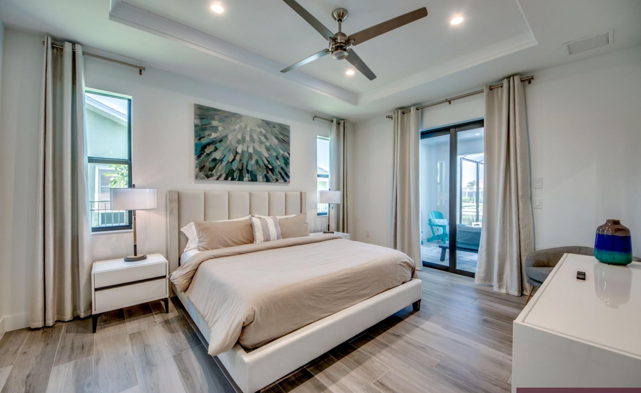 Beheizter Pool mit Spa und Blick auf den Kanal mit Bootsdock.