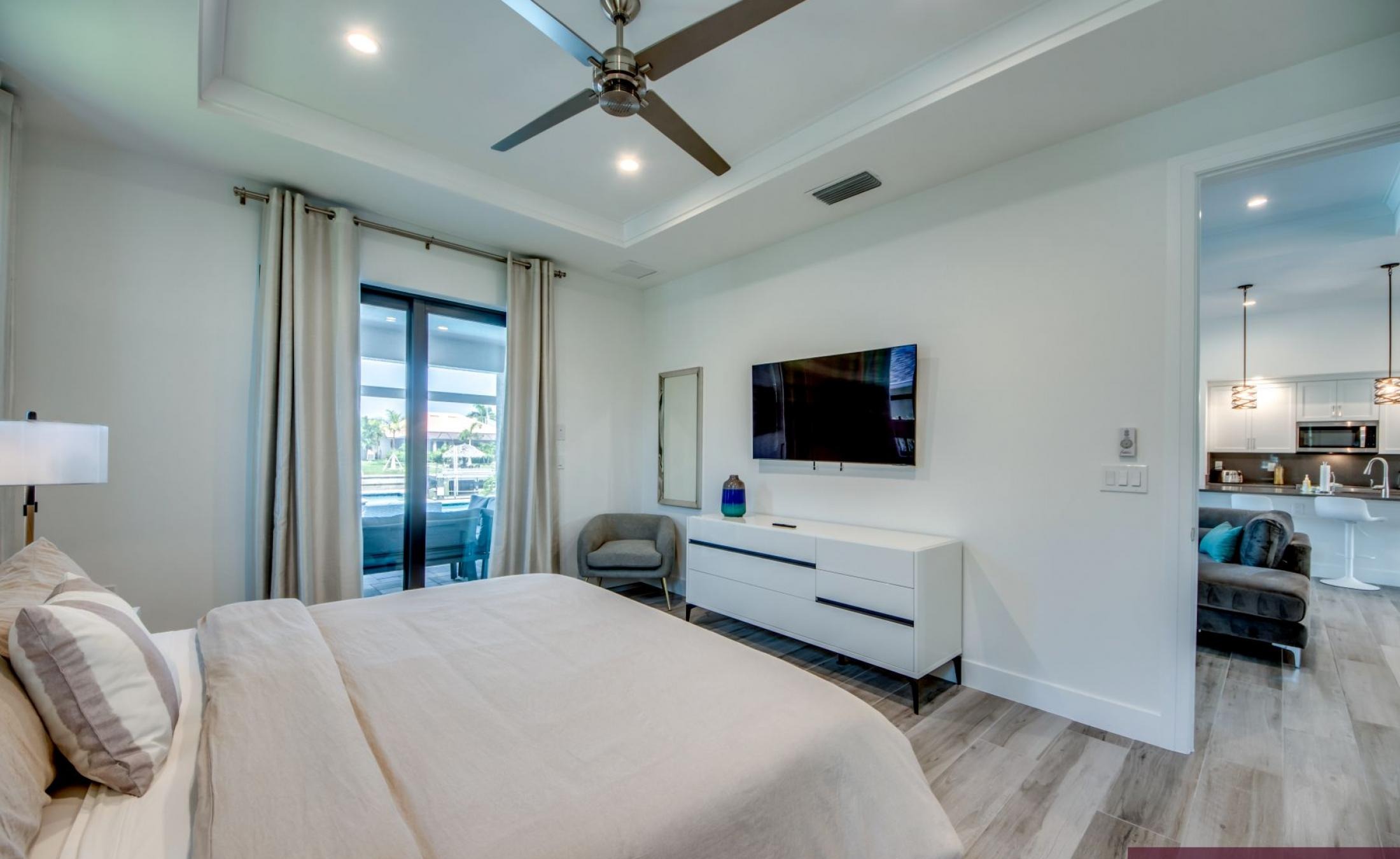 Beheizter Pool mit Spa und Blick auf den Kanal mit Bootsdock.