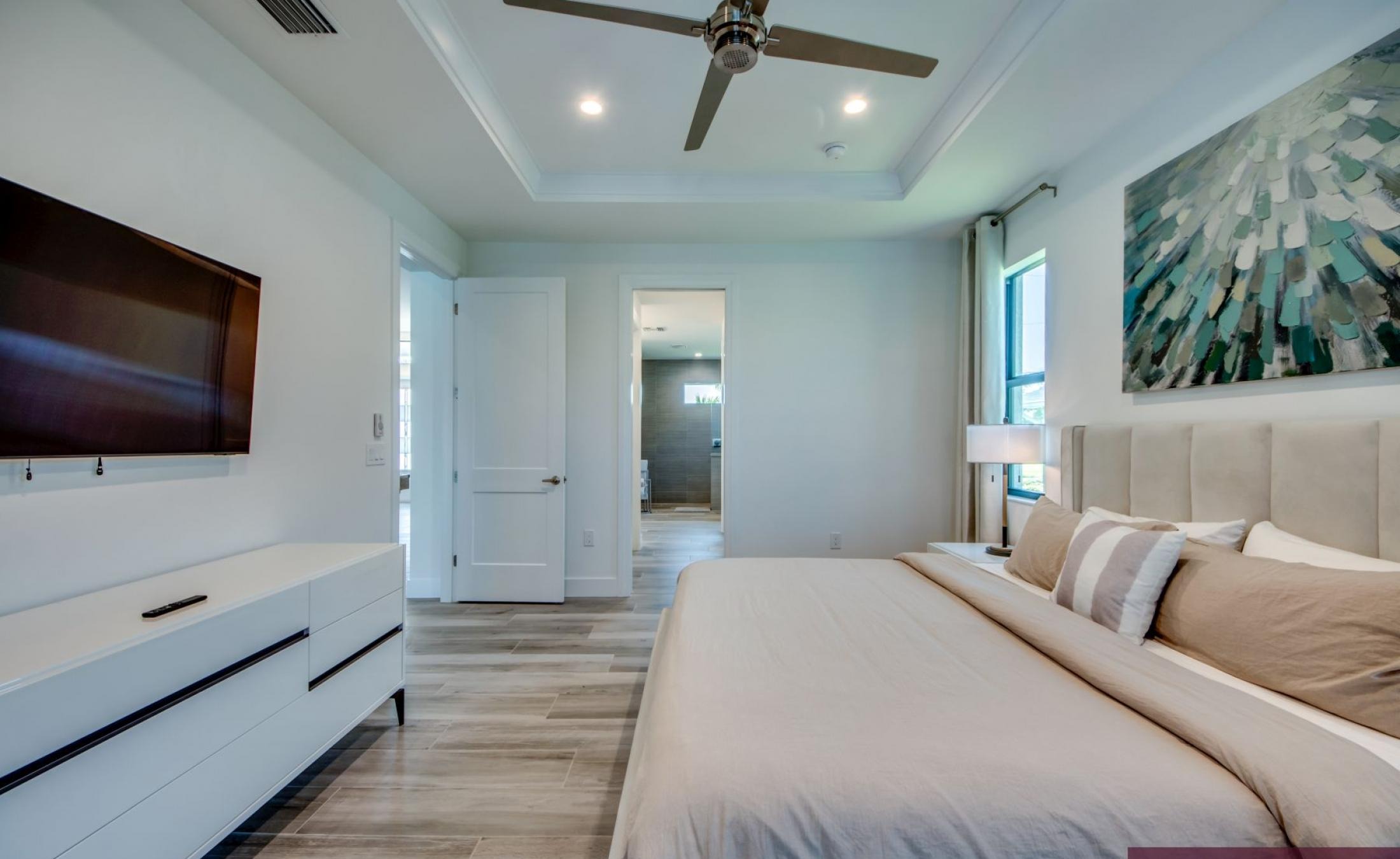 Beheizter Pool- und Spa-Bereich am Kanal mit Bootsdock und Bootslift.