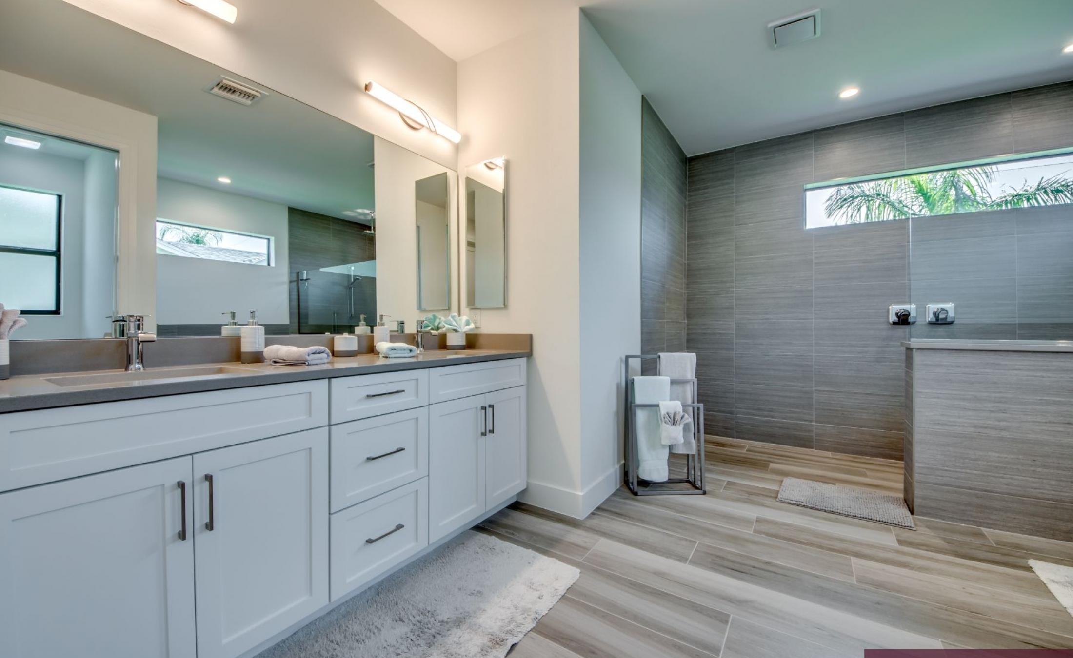 Beheizter Pool mit Spa und Blick auf den Kanal