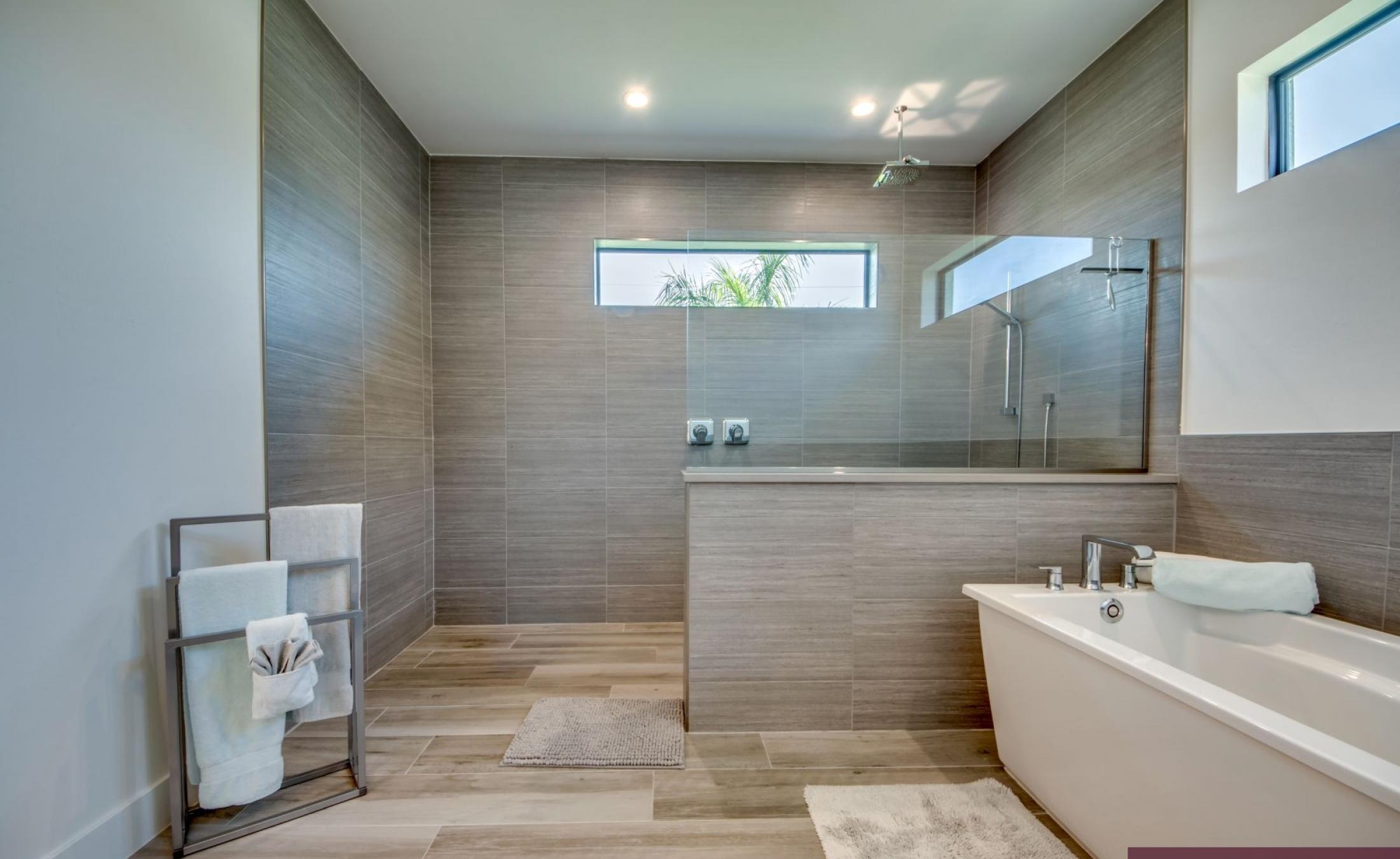 Beheizter Pool und Spa am Kanal mit Bootsdock und Bootslift.