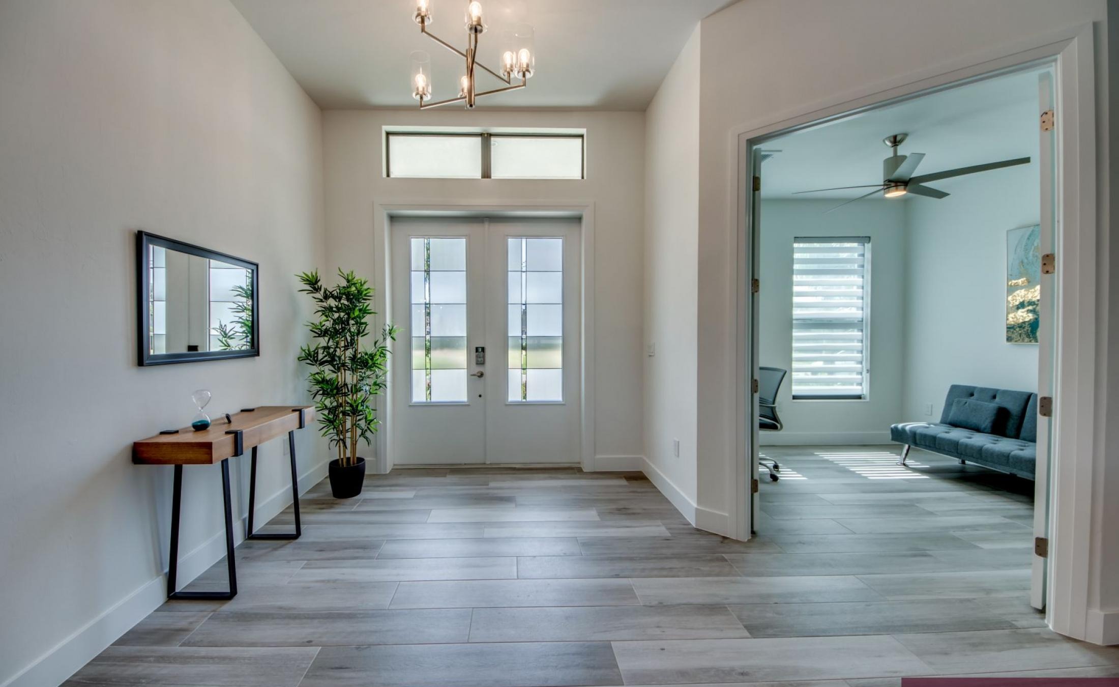 Beheizter Pool mit Spa und Blick auf den Kanal.