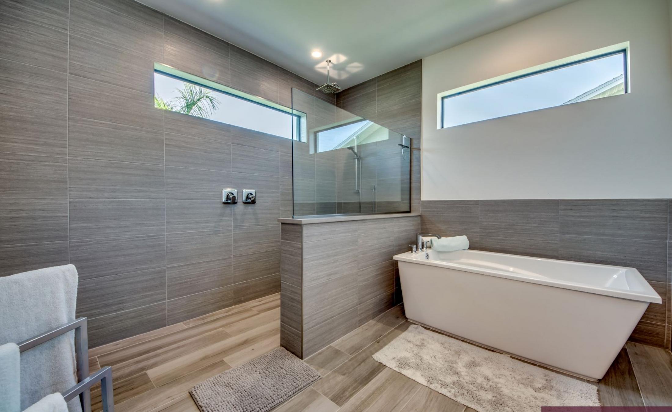 Beheizter Pool mit Spa und Blick auf den Kanal mit privatem Bootsdock.