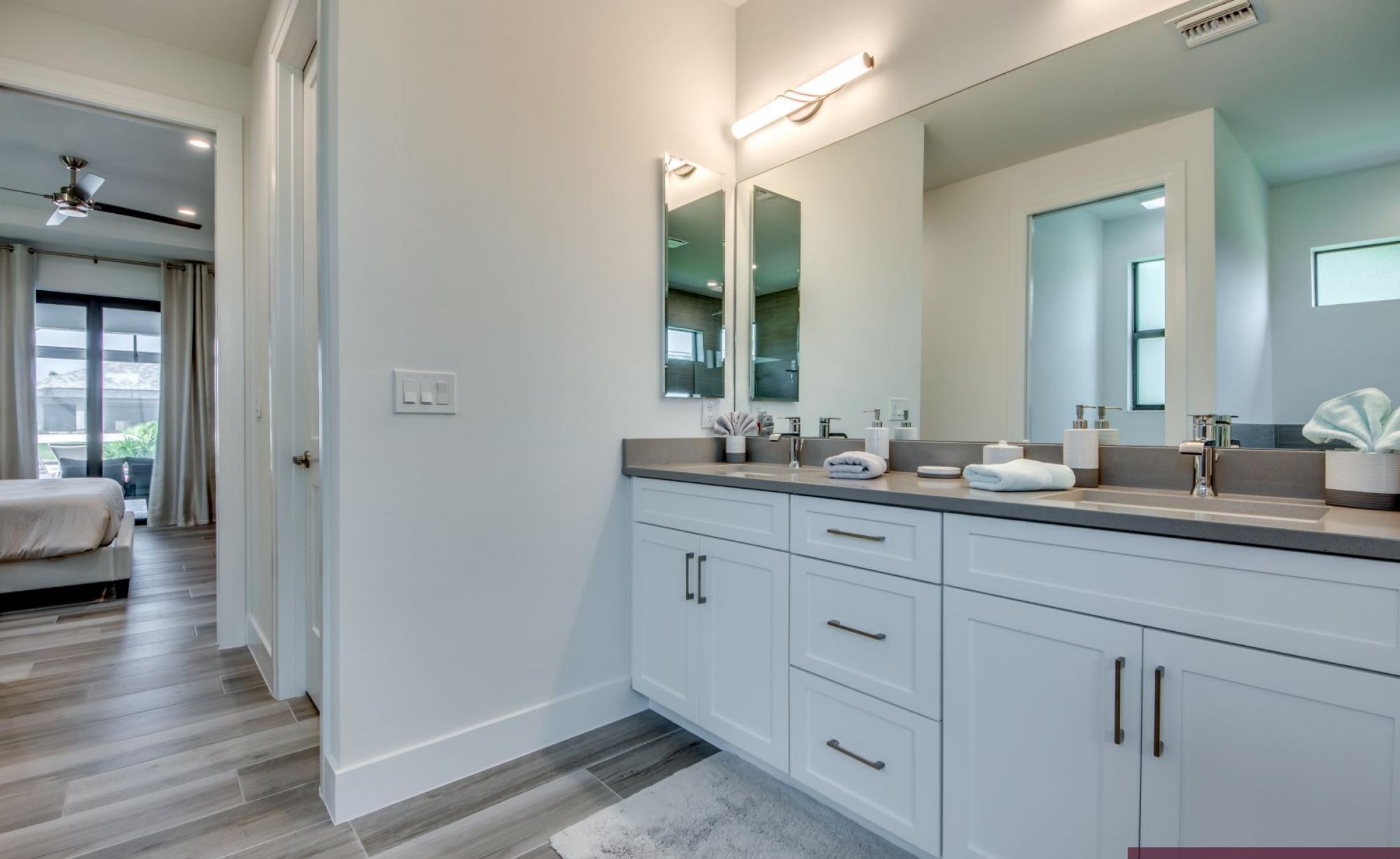 Beheizter Pool mit Spa und Blick auf den Kanal mit Bootsdock.