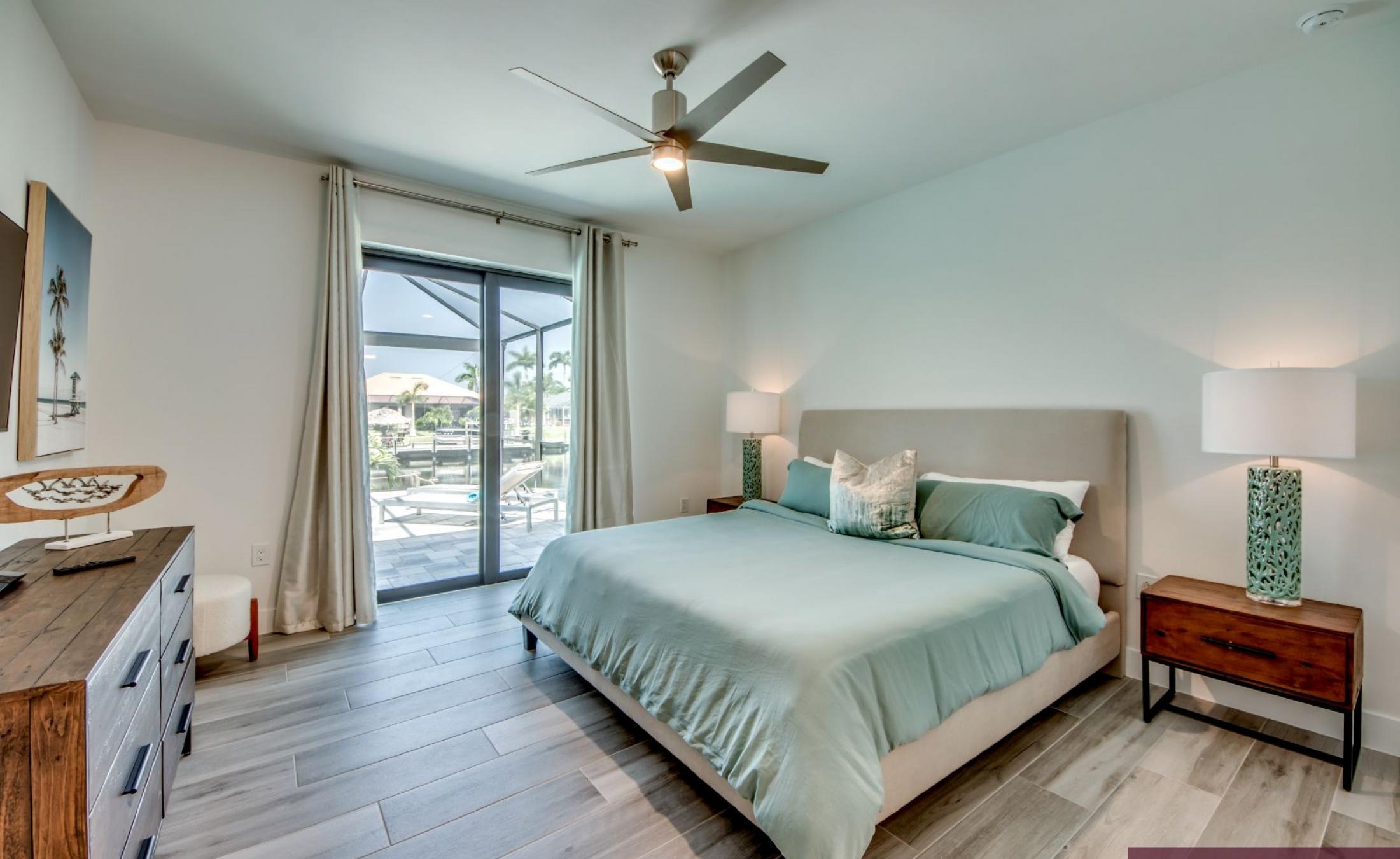 Beheizter Pool mit Spa und Blick auf den Kanal mit Bootsdock