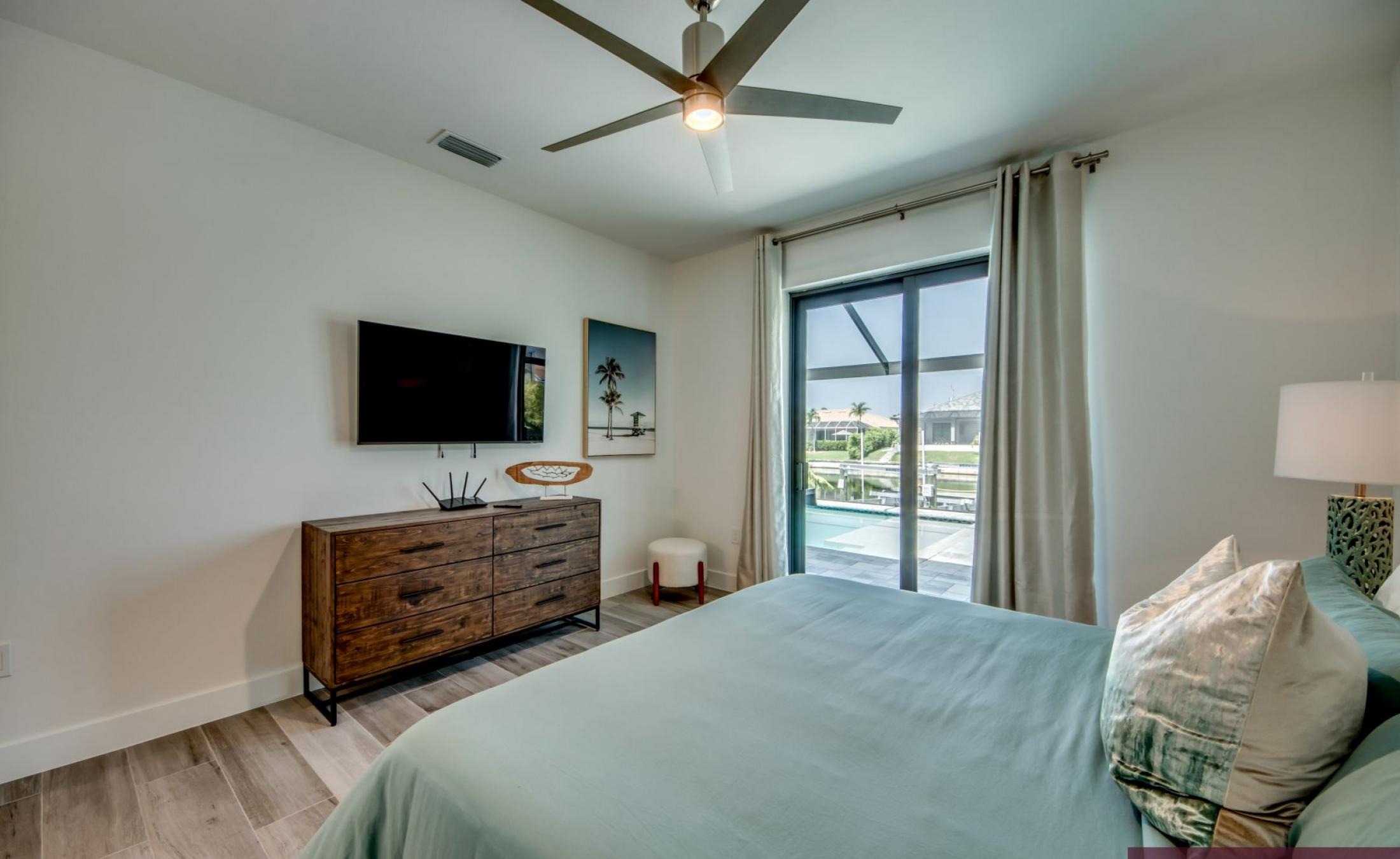 Beheizter Pool mit Spa und Blick auf den Kanal.