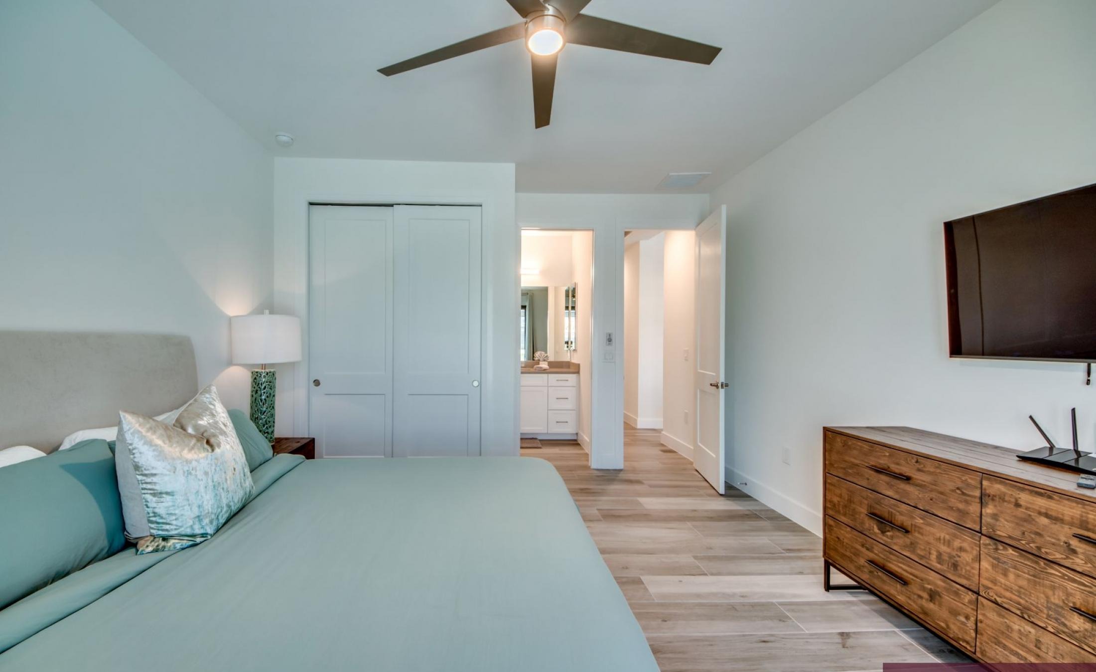 Beheizter Pool mit Spa und Blick auf den Kanal.