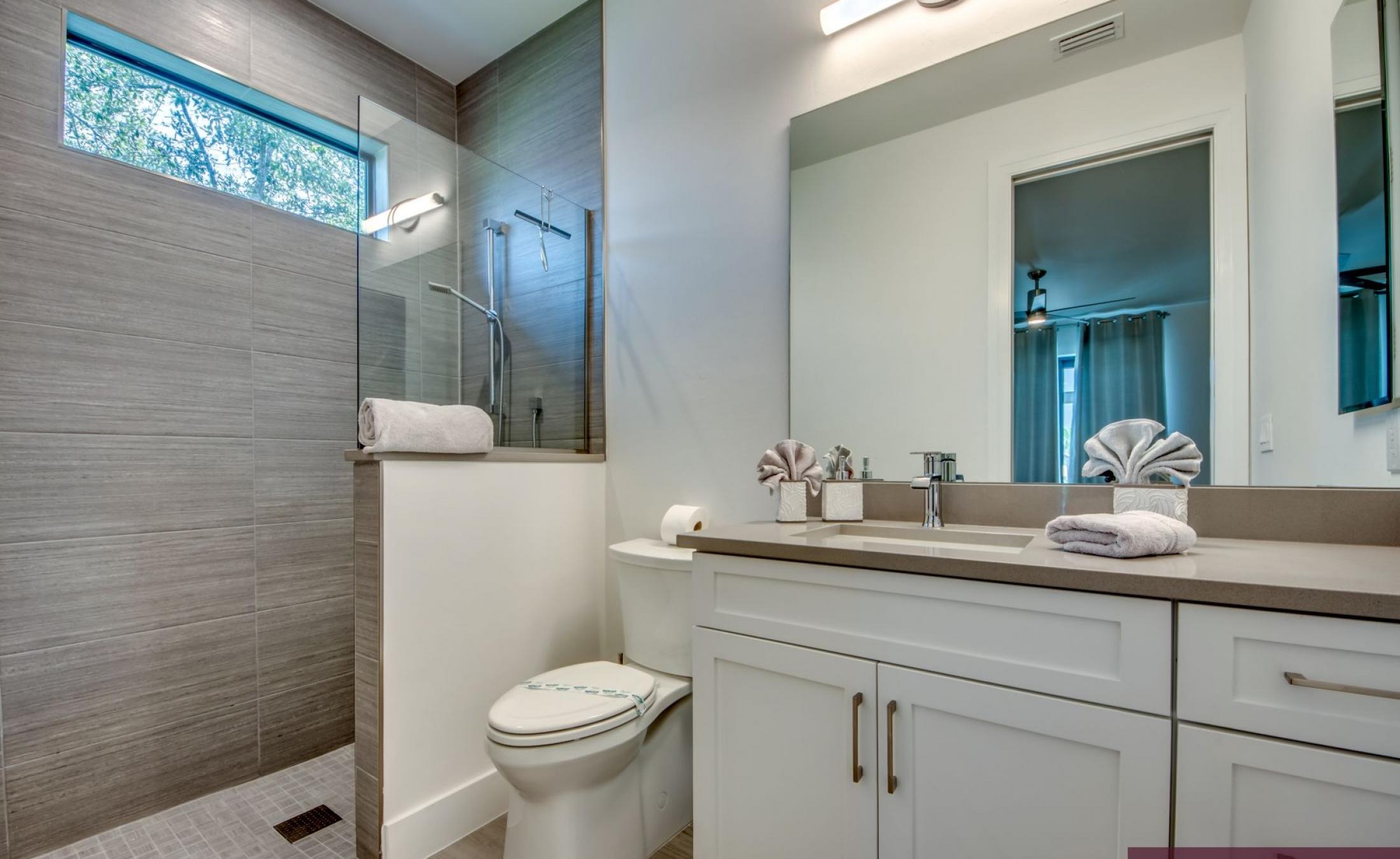 Beheizter Pool mit Spa am Kanal, mit privatem Bootsdock und Bootslift.