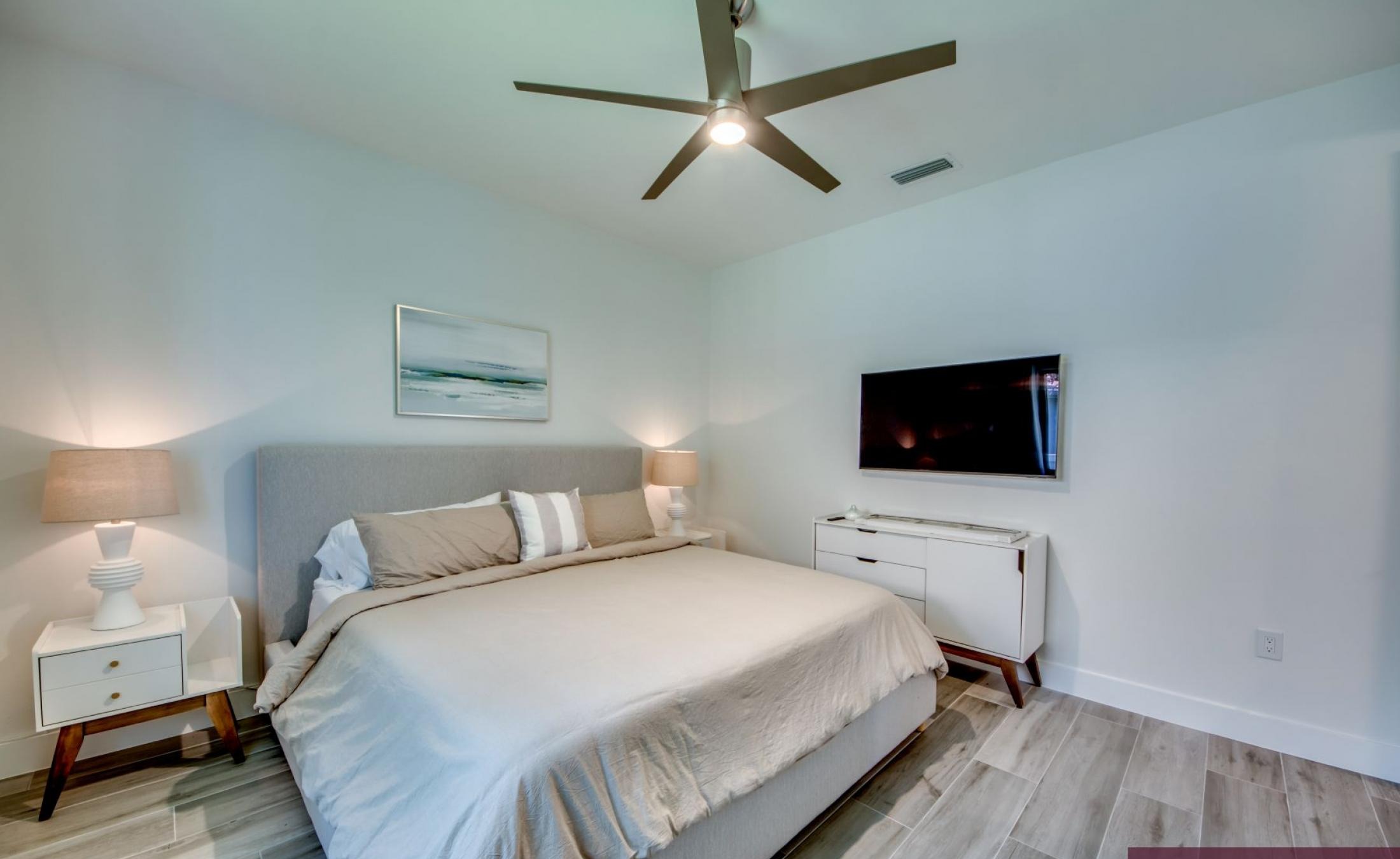 Beheizter Pool mit Spa und Blick auf den Kanal.