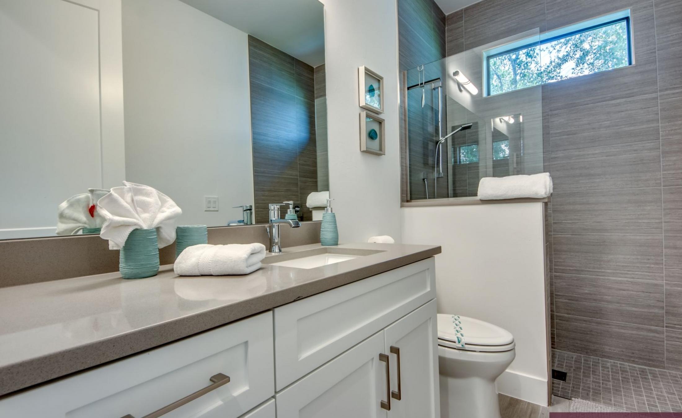 Beheizter Pool und Spa am Kanal mit privatem Bootsdock und Bootslift.