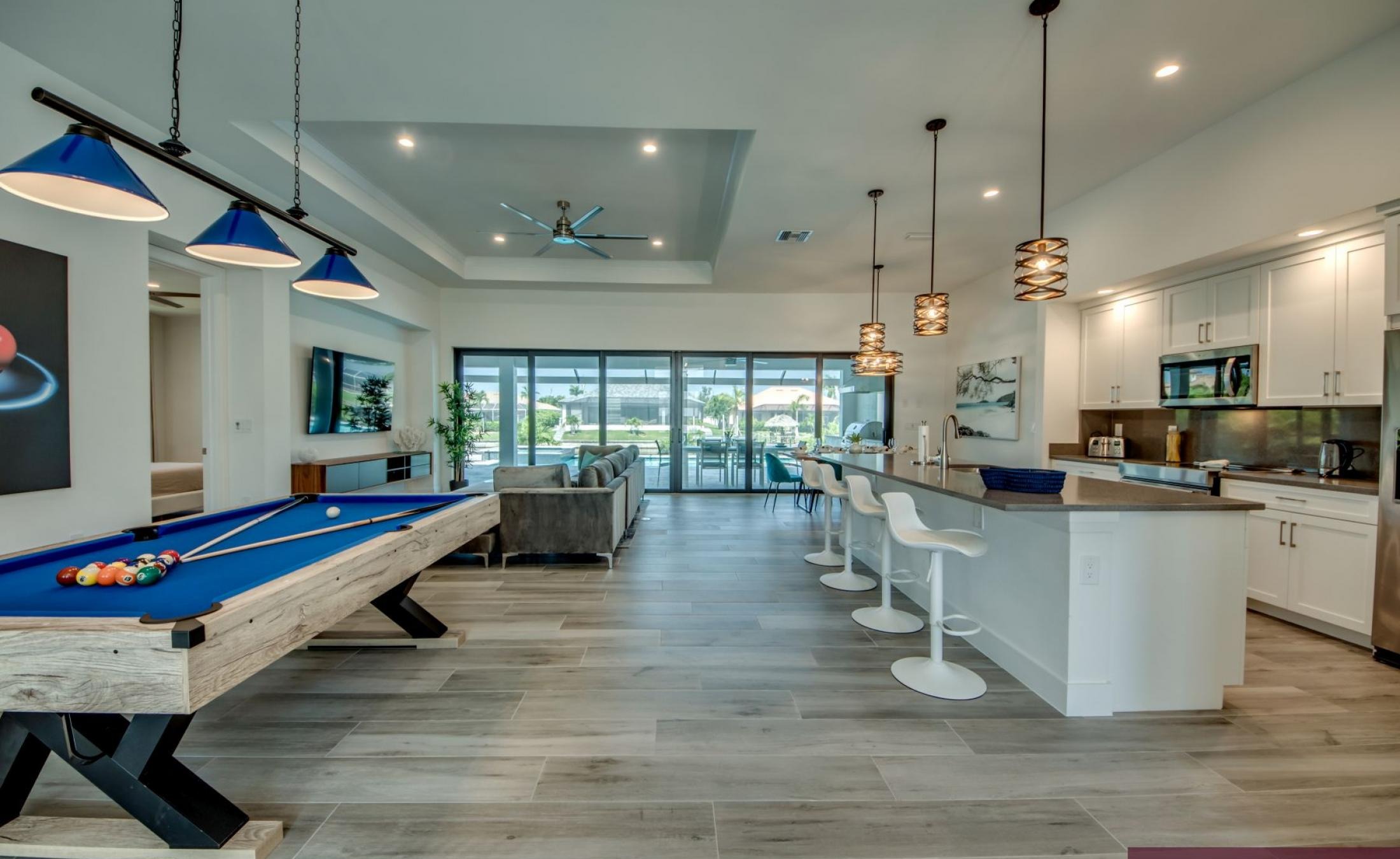 Beheizter Pool mit Spa und Blick auf den Kanal mit Bootsdock.