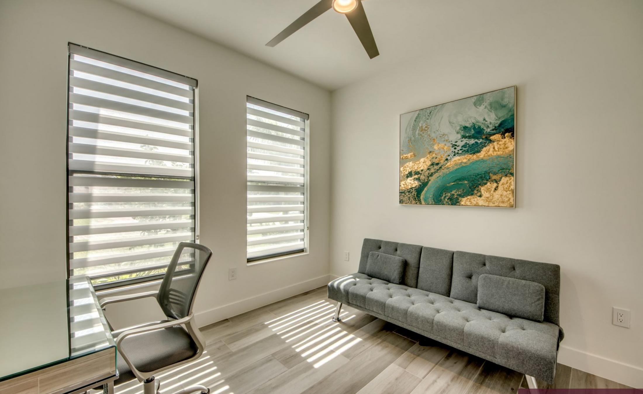 Beheizter Pool mit Spa und Blick auf den Kanal