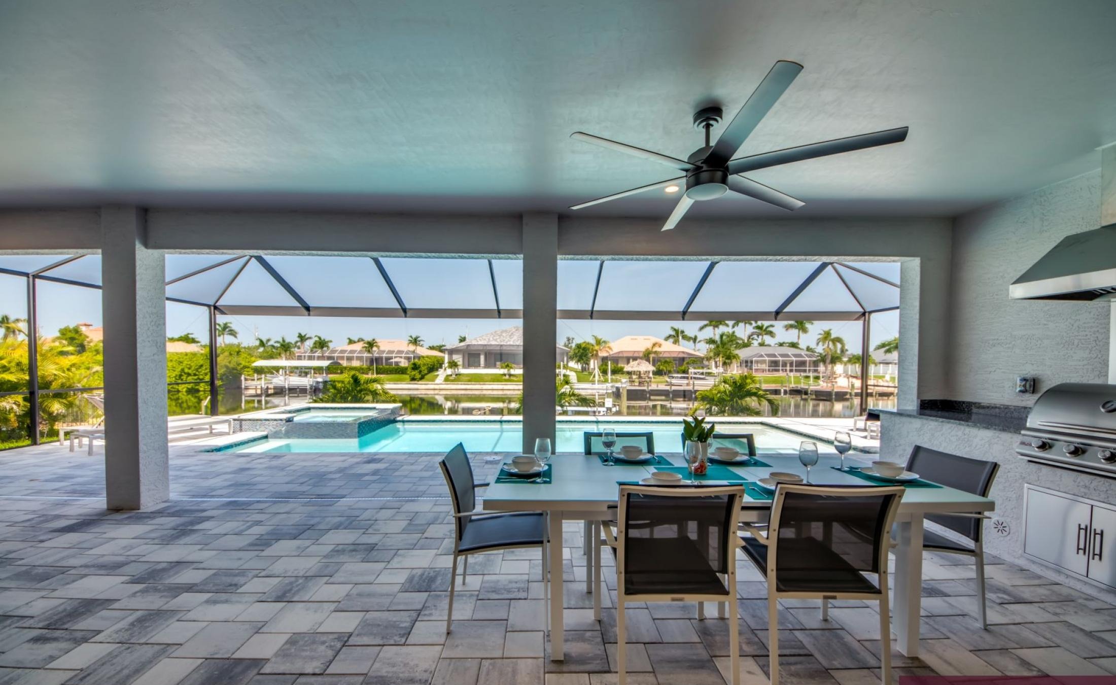 Beheizter Pool mit Spa und Blick auf den Kanal bei Sonnenuntergang.