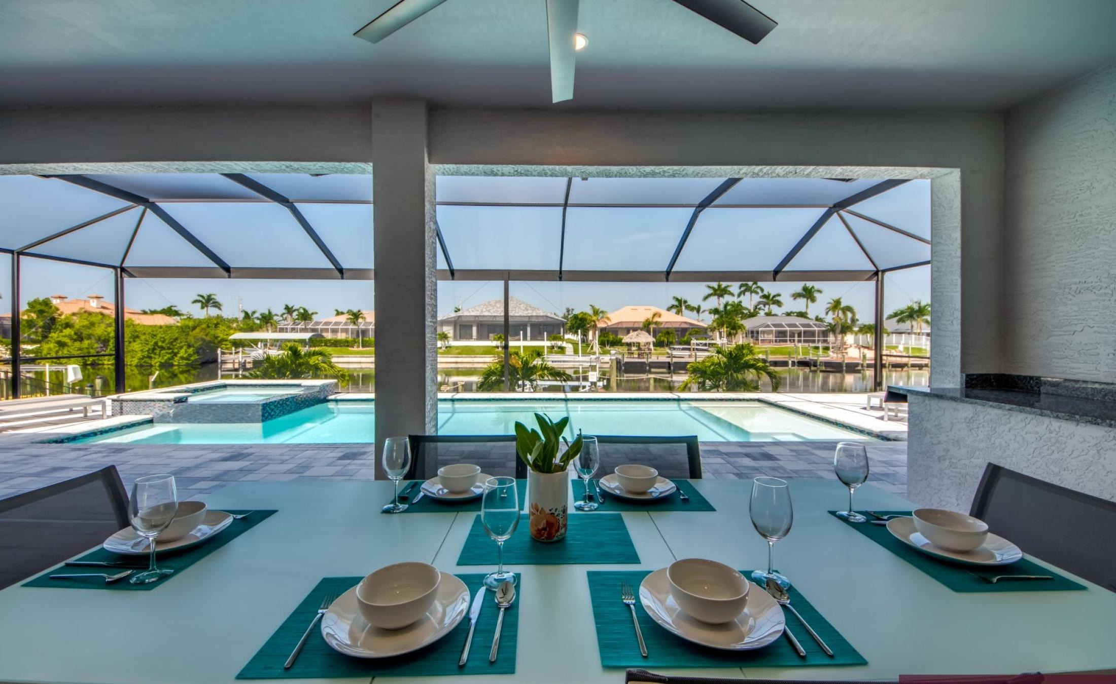 Beheizter Pool mit Spa und Blick auf den Kanal