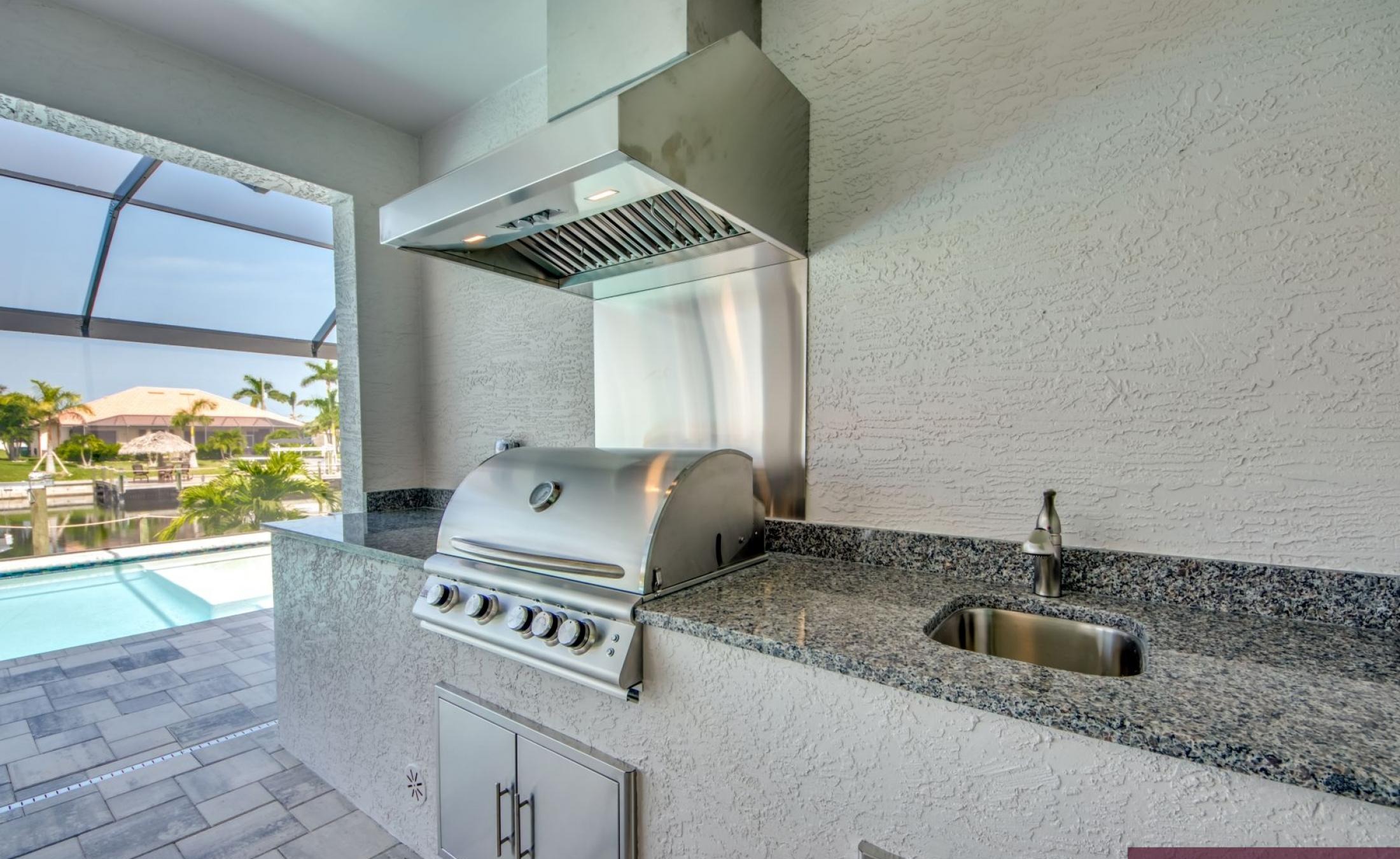 Beheizter Pool mit Spa und Blick auf den Kanal mit Bootsdock und Bootslift.