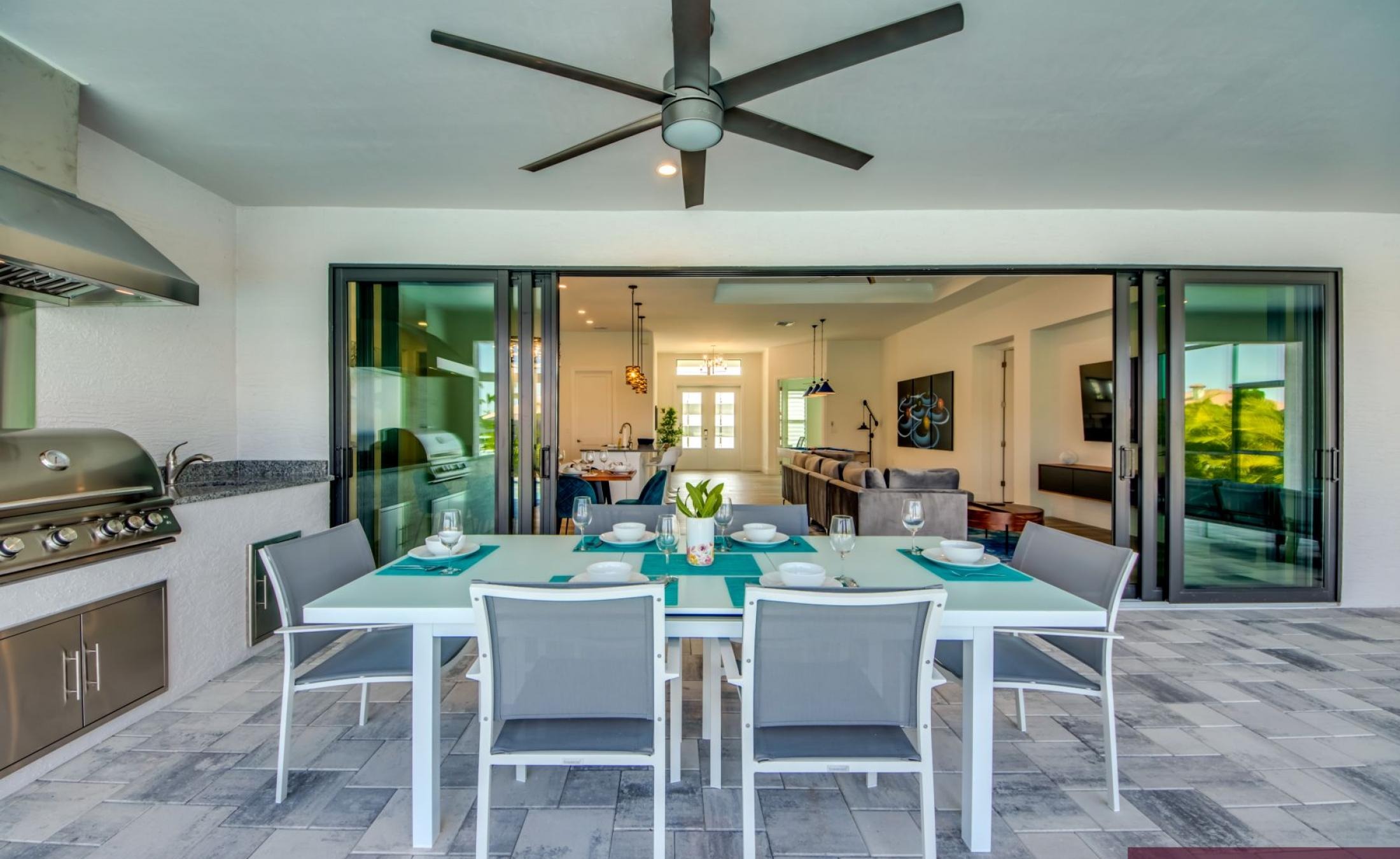 Beheizter Pool mit Spa und Blick auf den Kanal.