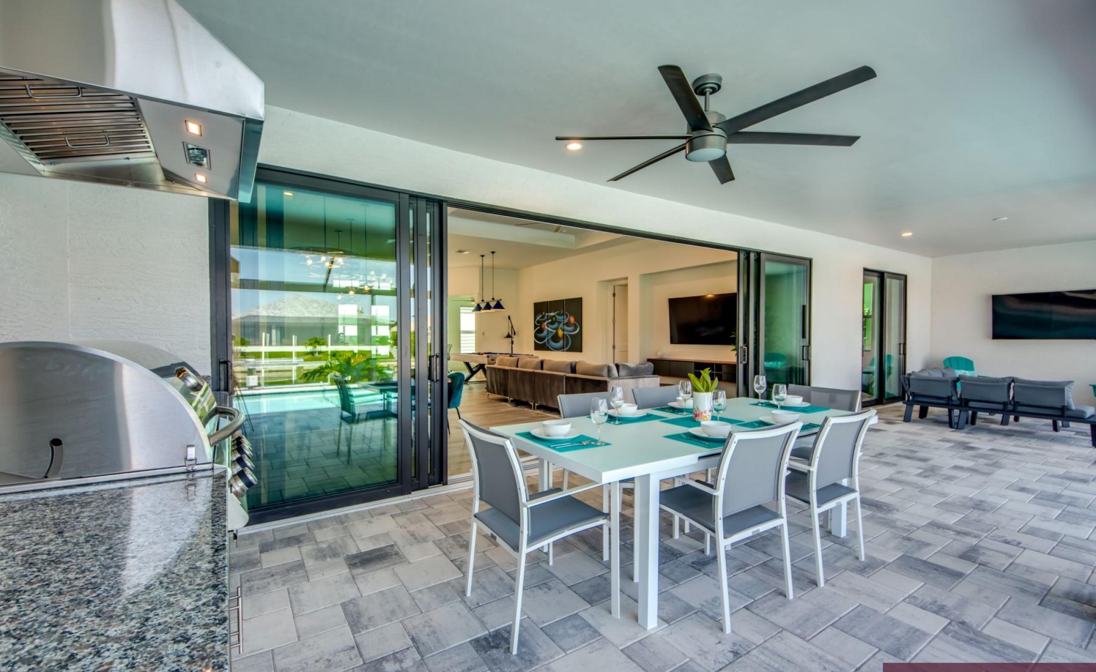 Beheizter Pool und Spa am Kanal mit Bootsdock und Bootslift.