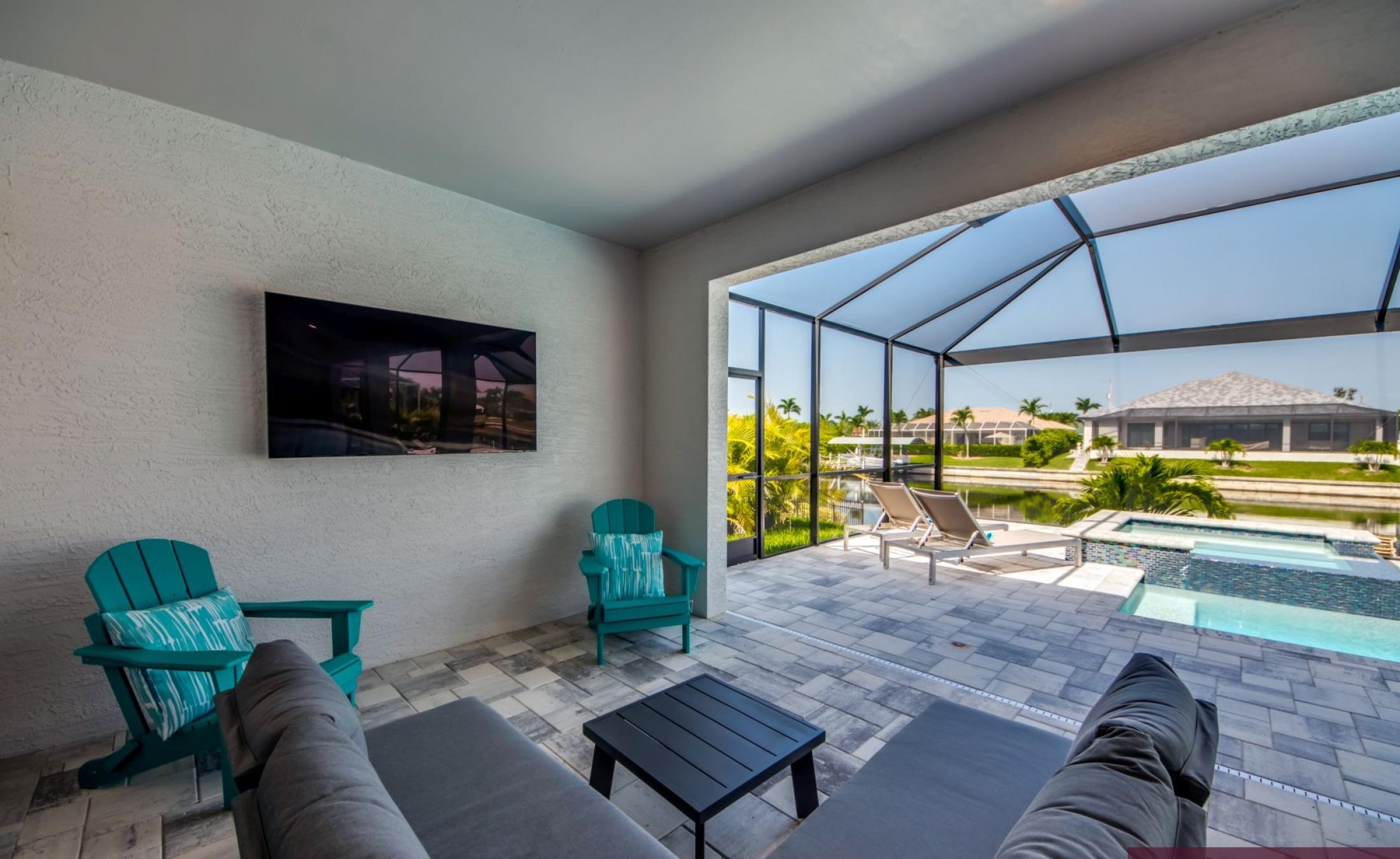 Beheizter Pool mit Spa und Blick auf den Kanal mit Bootsdock.