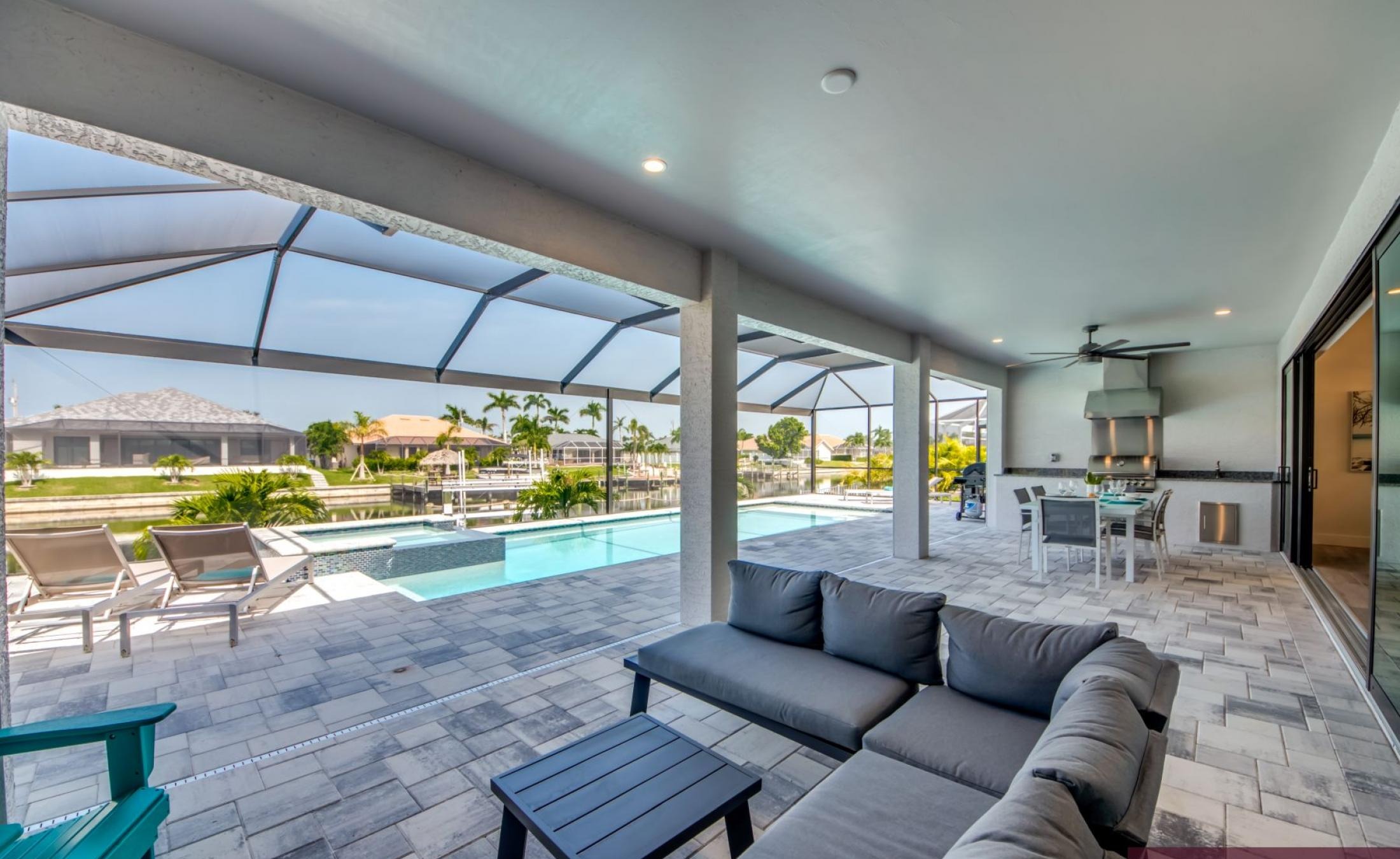 Beheizter Pool mit Spa und Blick auf den Kanal mit Bootsdock und Bootslift.