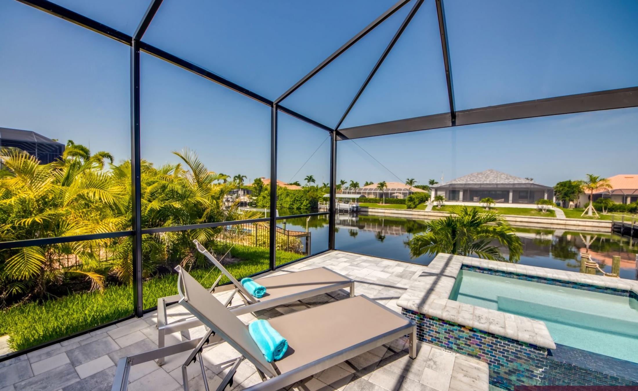 Beheizter Pool mit Spa und Blick auf den Kanal