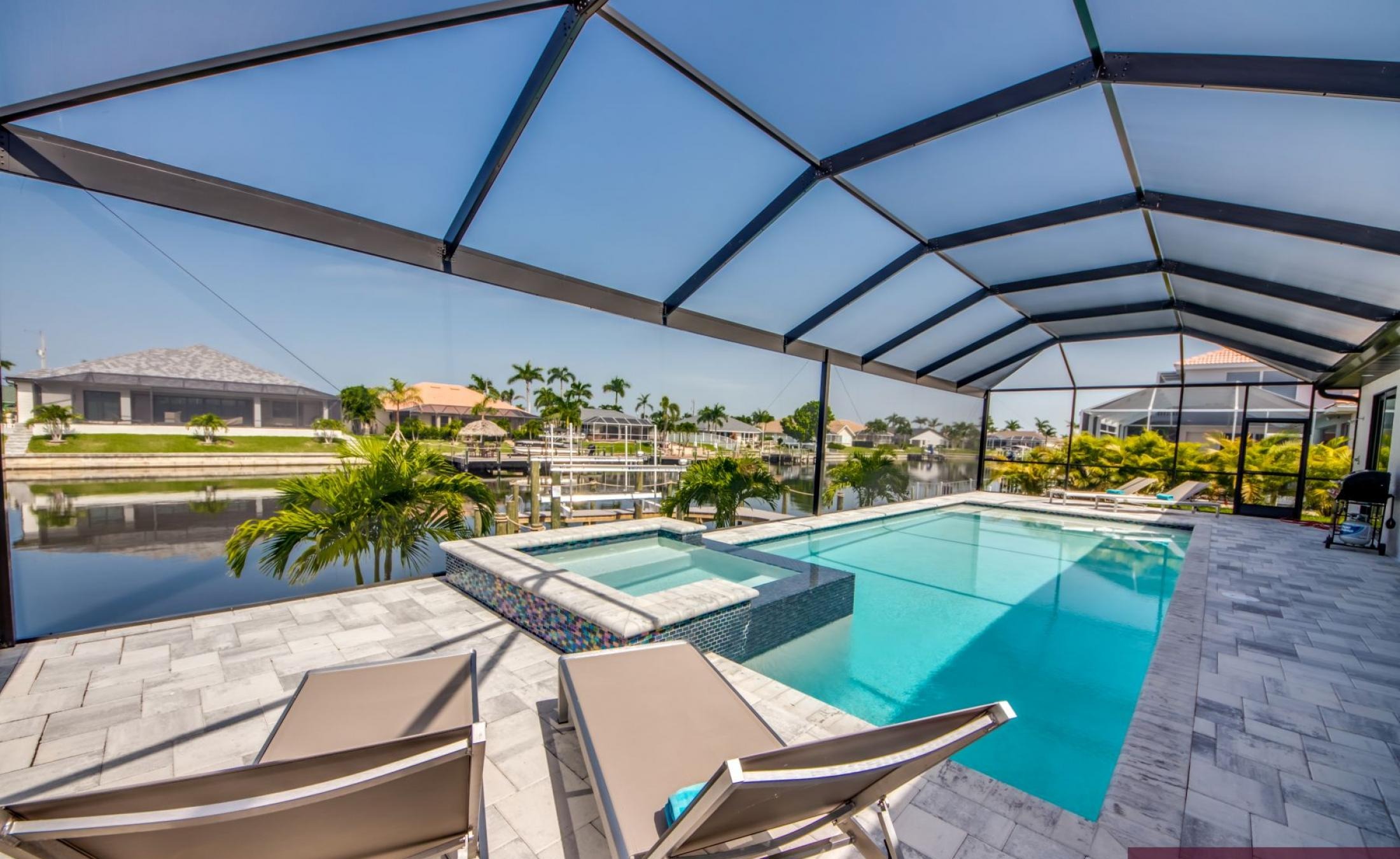 Beheizter Pool und Spa am Kanal mit Bootsdock und Bootslift.