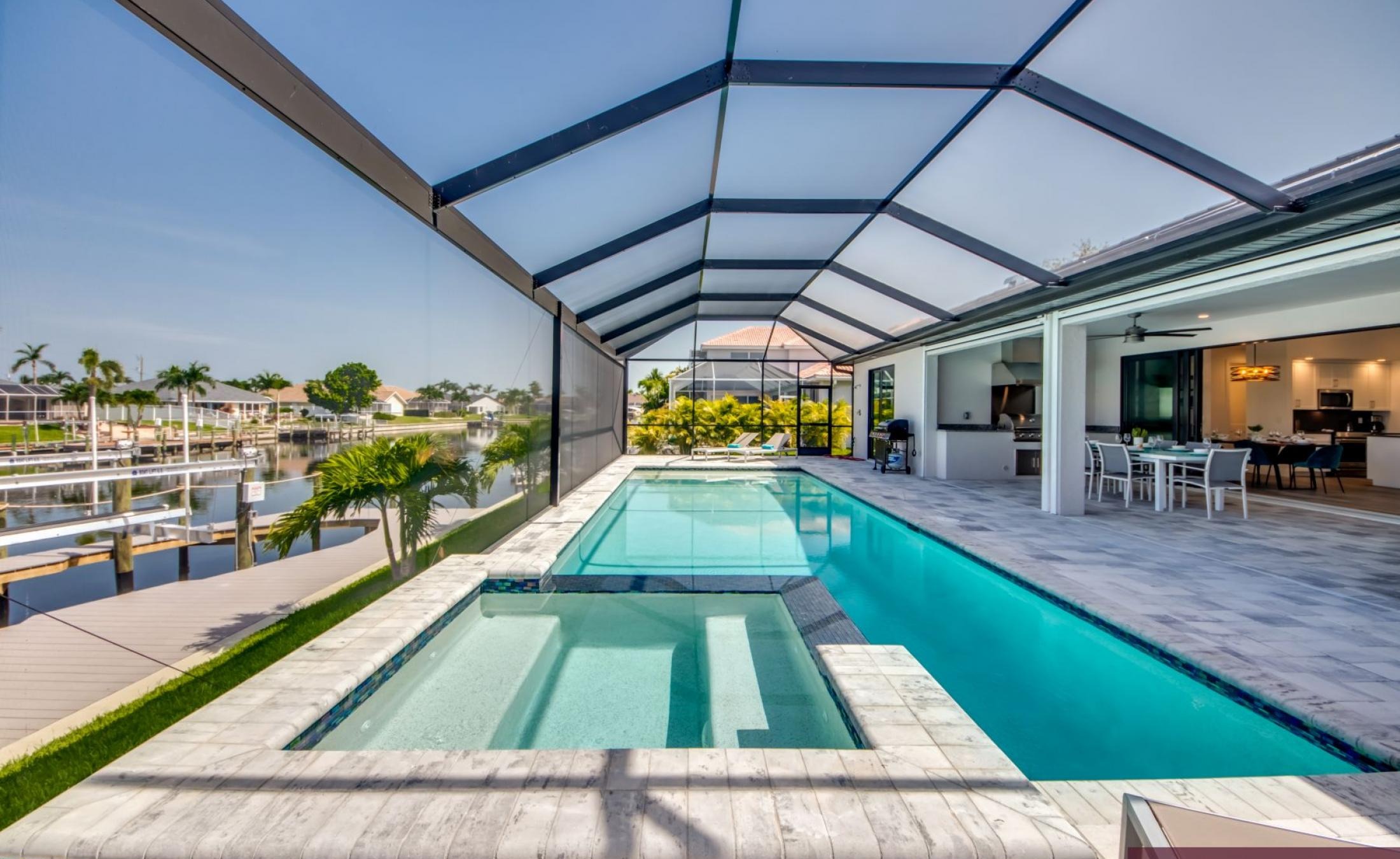 Beheizter Pool mit Spa und Blick auf den Kanal mit Bootsdock.