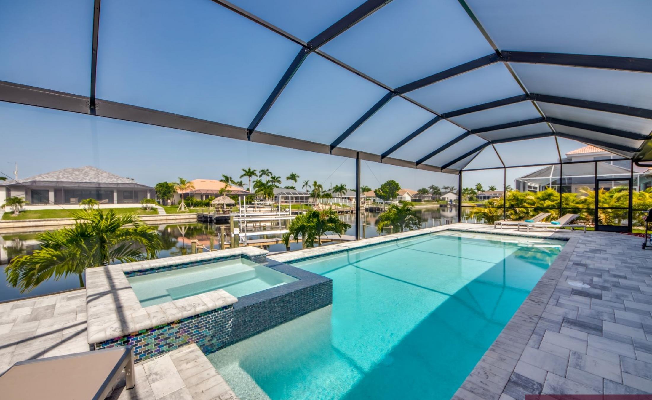 Beheizter Pool und Spa am Kanal mit Bootsdock und Bootslift.