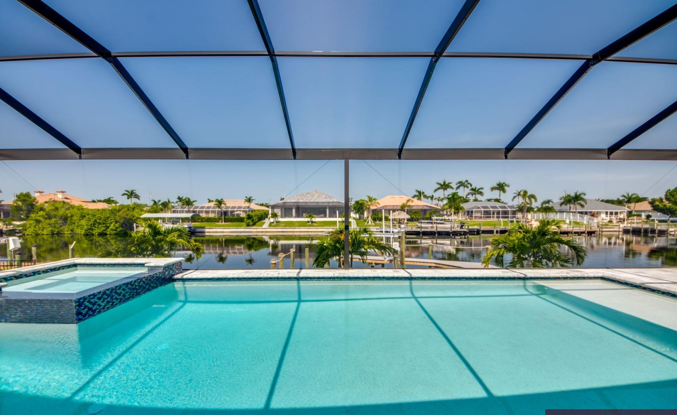 Beheizter Pool und Spa am Kanal mit Bootsdock und Bootslift.