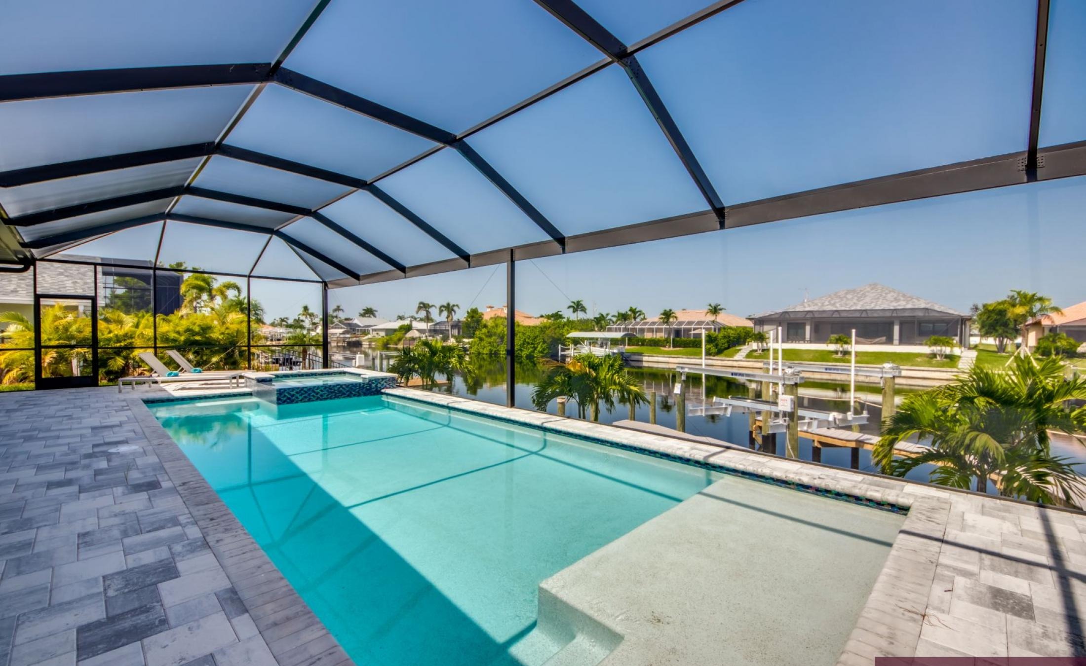 Beheizter Pool mit Spa und Blick auf den Kanal