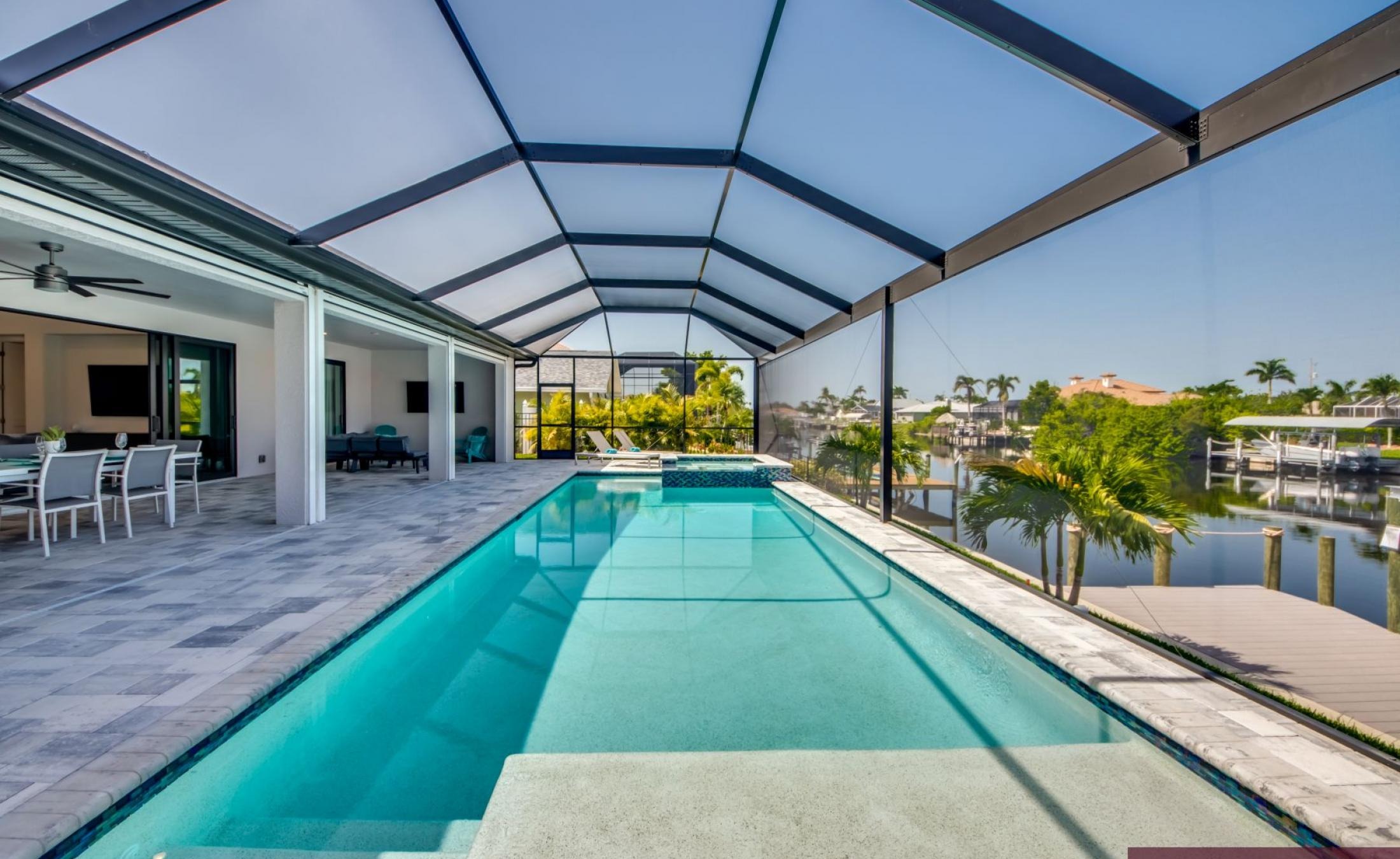 Beheizter Pool und Spa am Kanal mit Bootsdock und Bootslift.