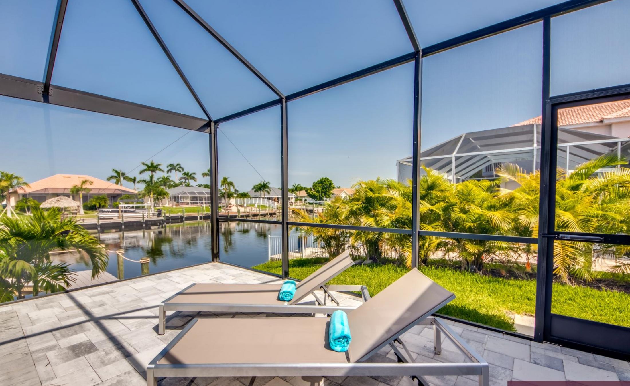 Beheizter Pool mit Spa und Blick auf den Kanal