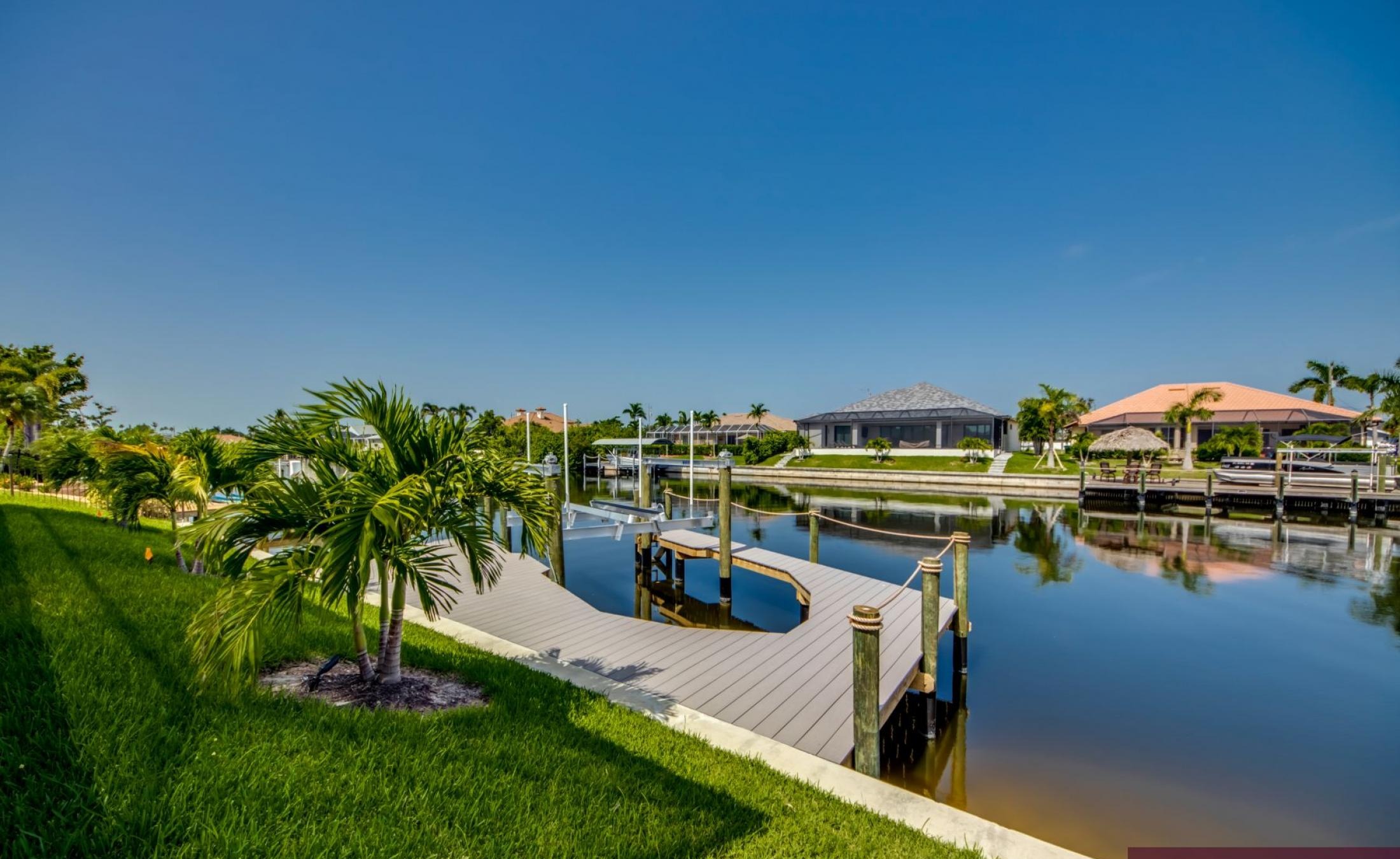 Beheizter Pool mit Spa und Blick auf den Kanal.