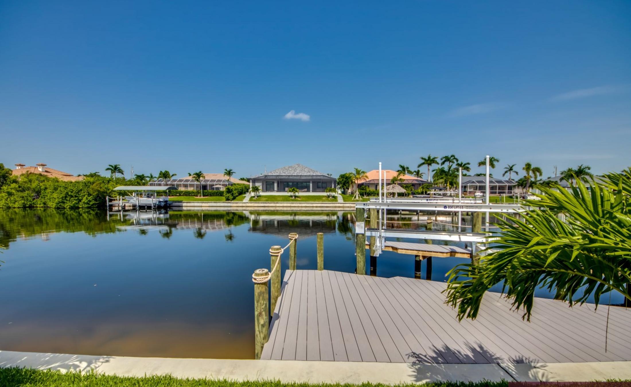 Beheizter Pool mit Spa und Blick auf den Kanal mit privatem Bootsdock.