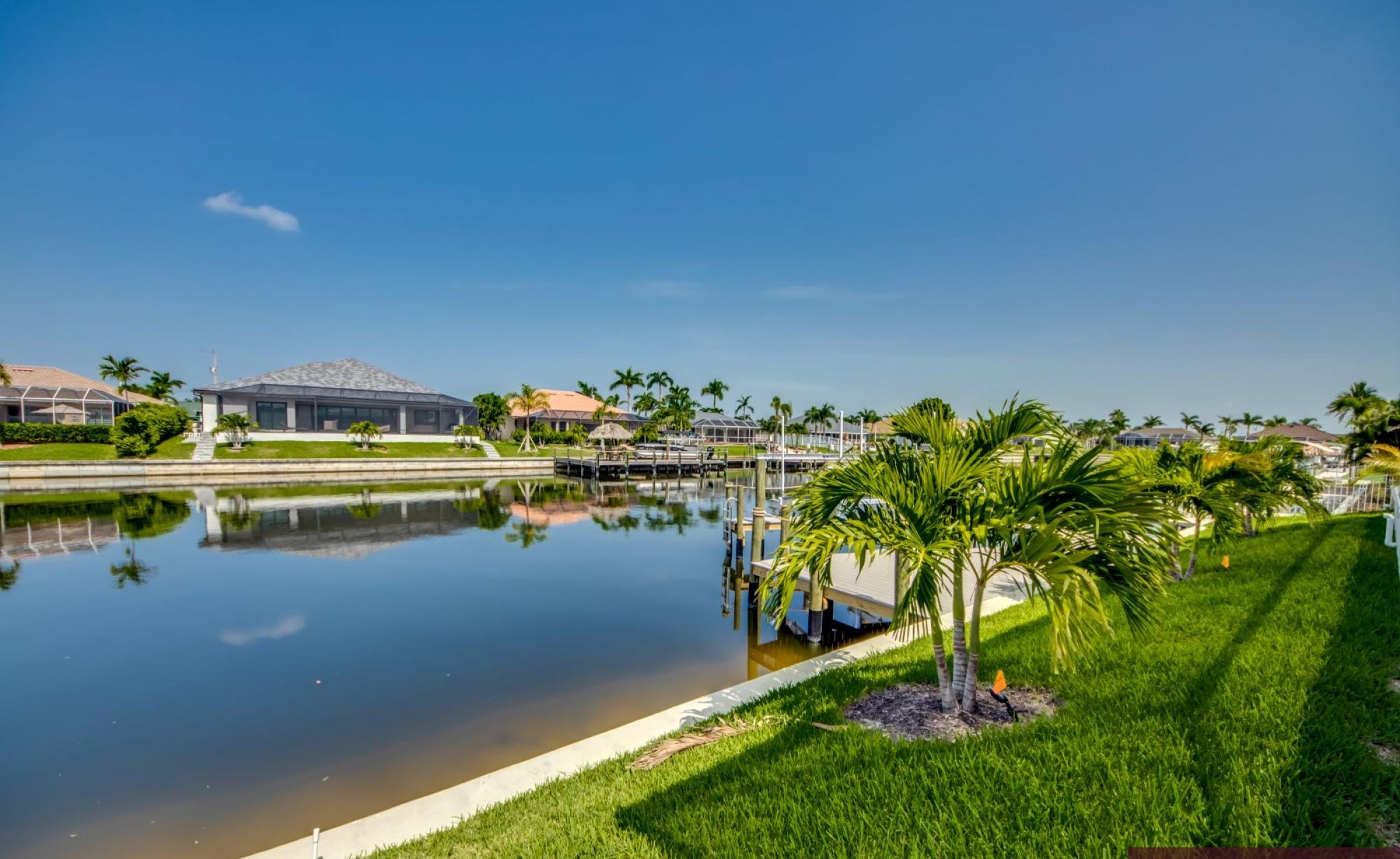 Beheizter Pool mit Spa am Kanal, mit Bootsdock und Bootslift.