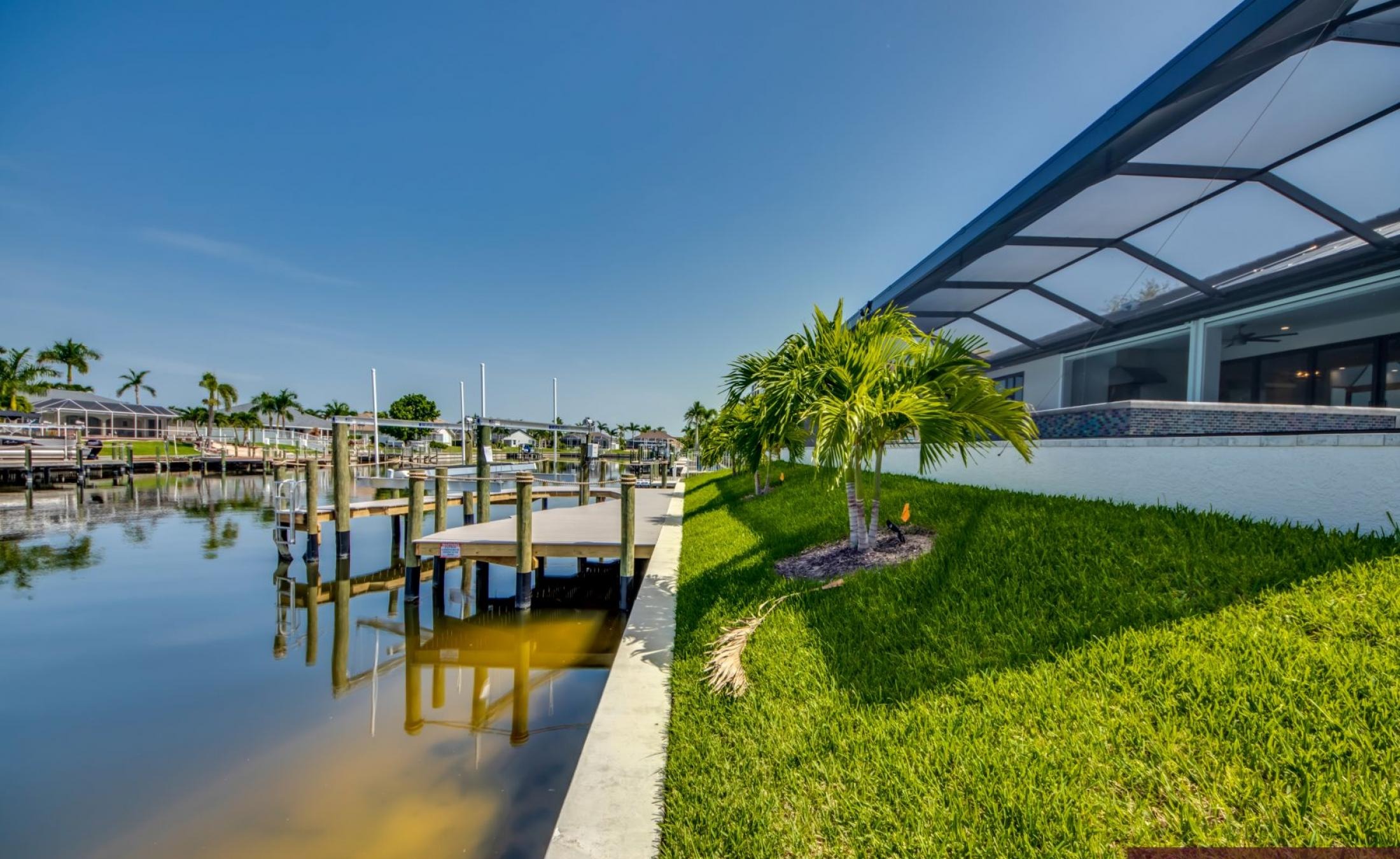 Beheizter Pool und Spa am Kanal mit privatem Bootsdock und Bootslift.