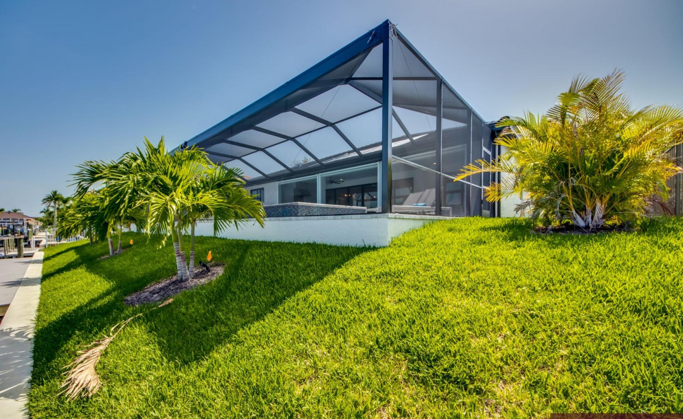 Beheizter Pool und Spa am Kanal mit Bootsdock und Bootslift.