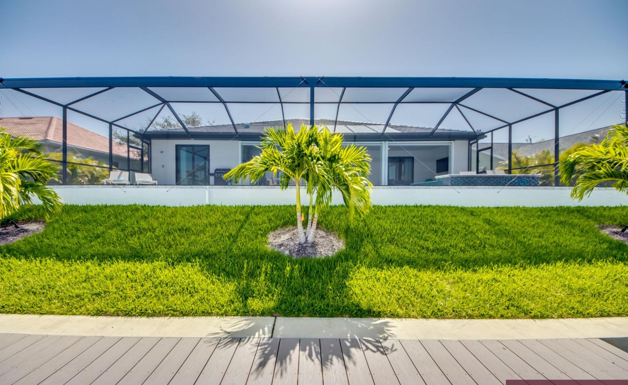 Beheizter Pool mit Spa und Blick auf den Kanal.