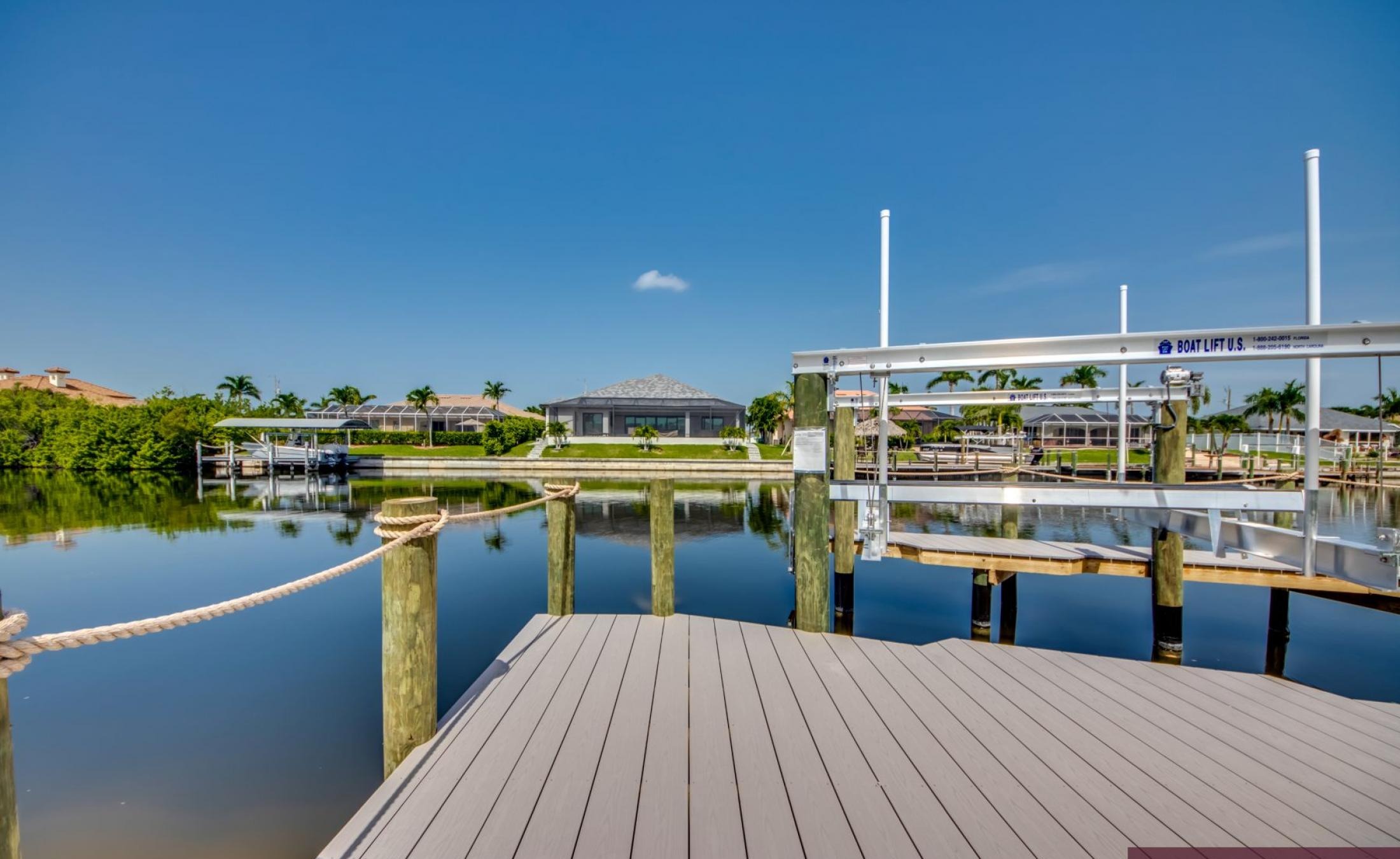 Beheizter Pool und Spa am Kanal mit Bootsdock und Bootslift.