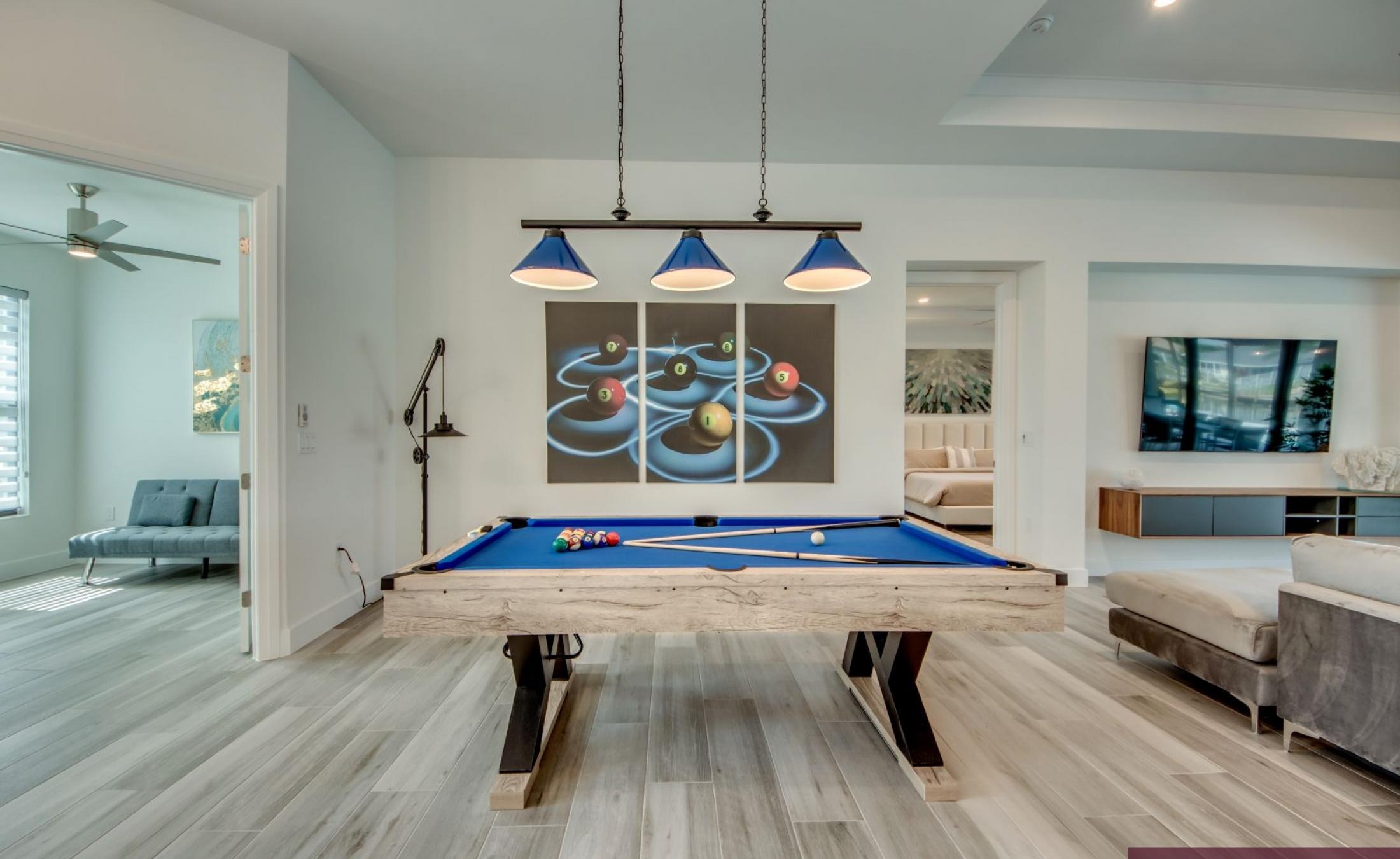 Beheizter Pool mit Spa und Blick auf den Kanal.