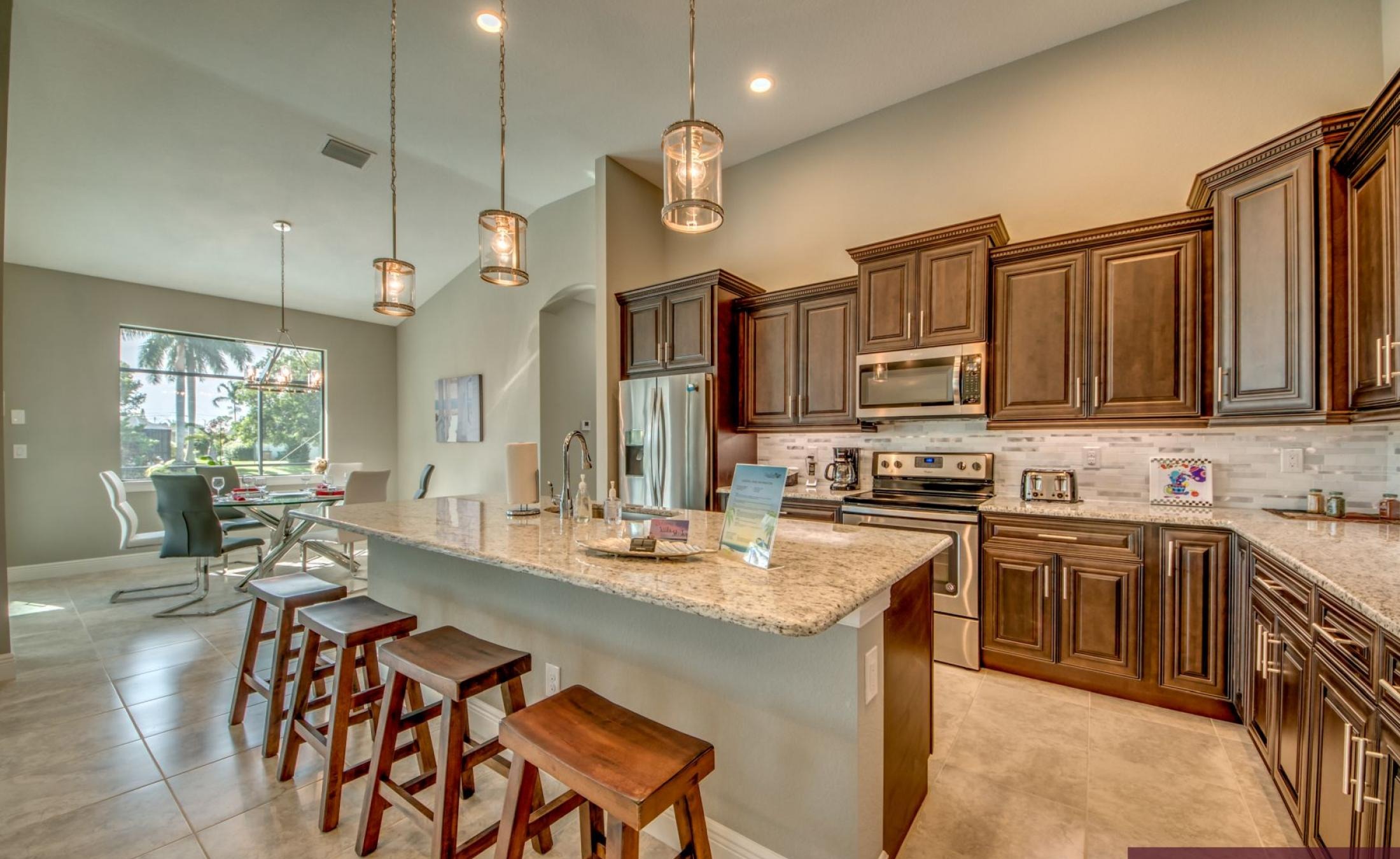 Sonnige Poolterrasse in Südlage mit beheiztem Pool und Spa am Kanal.