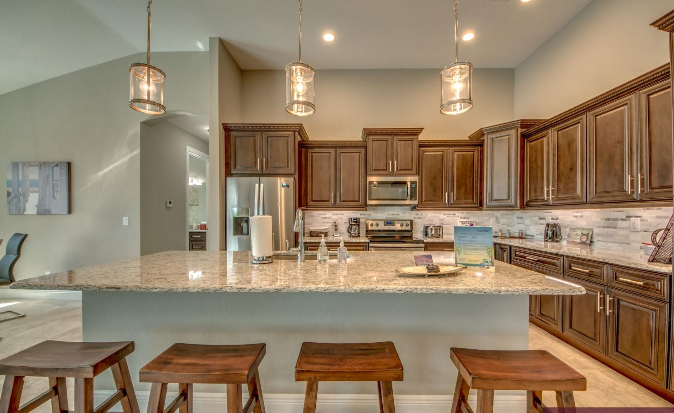 Elektrisch beheizter Pool und Spa auf der sonnigen Terrasse am Kanal.