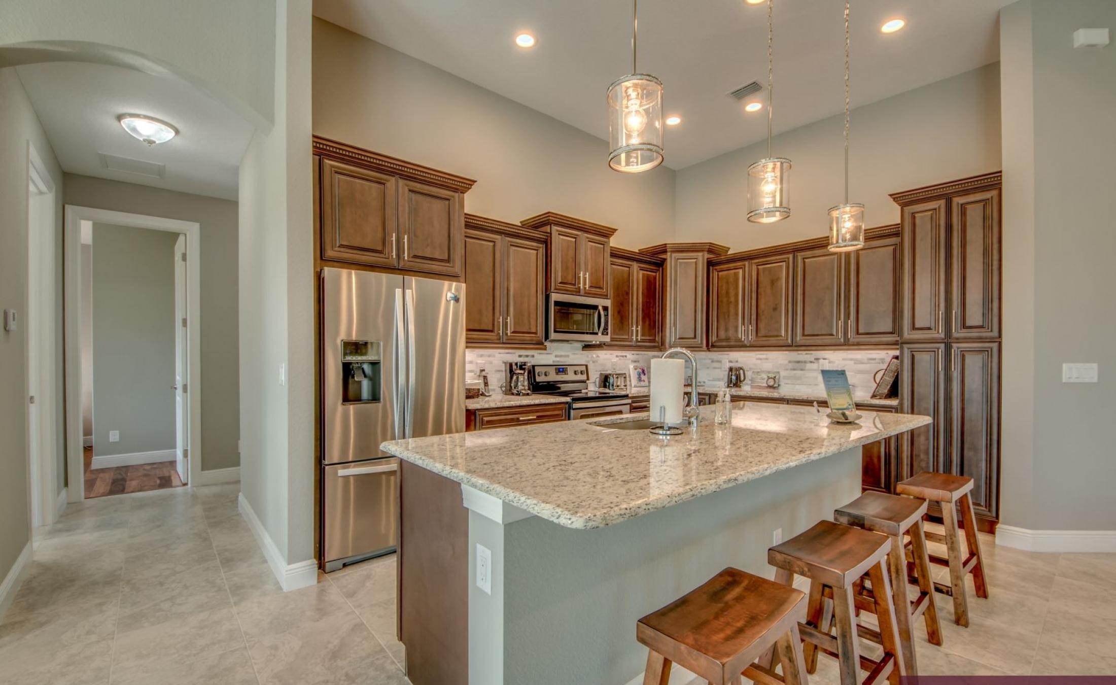 Südseitige Poolterrasse am Kanal mit privatem Bootsdock.